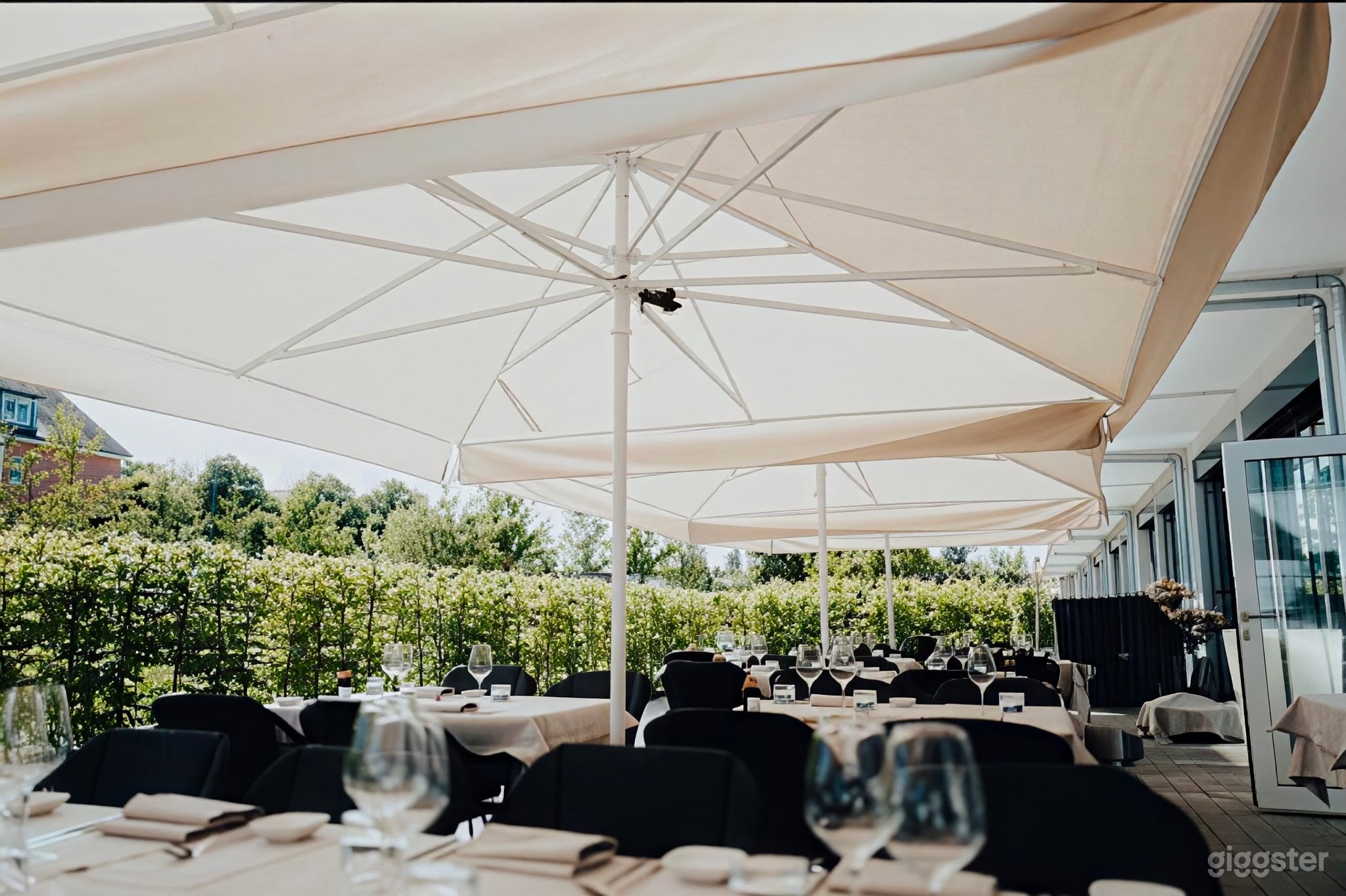 Eleganter Restaurant-Innenhof für Mahlzeiten im Freien Foto 4