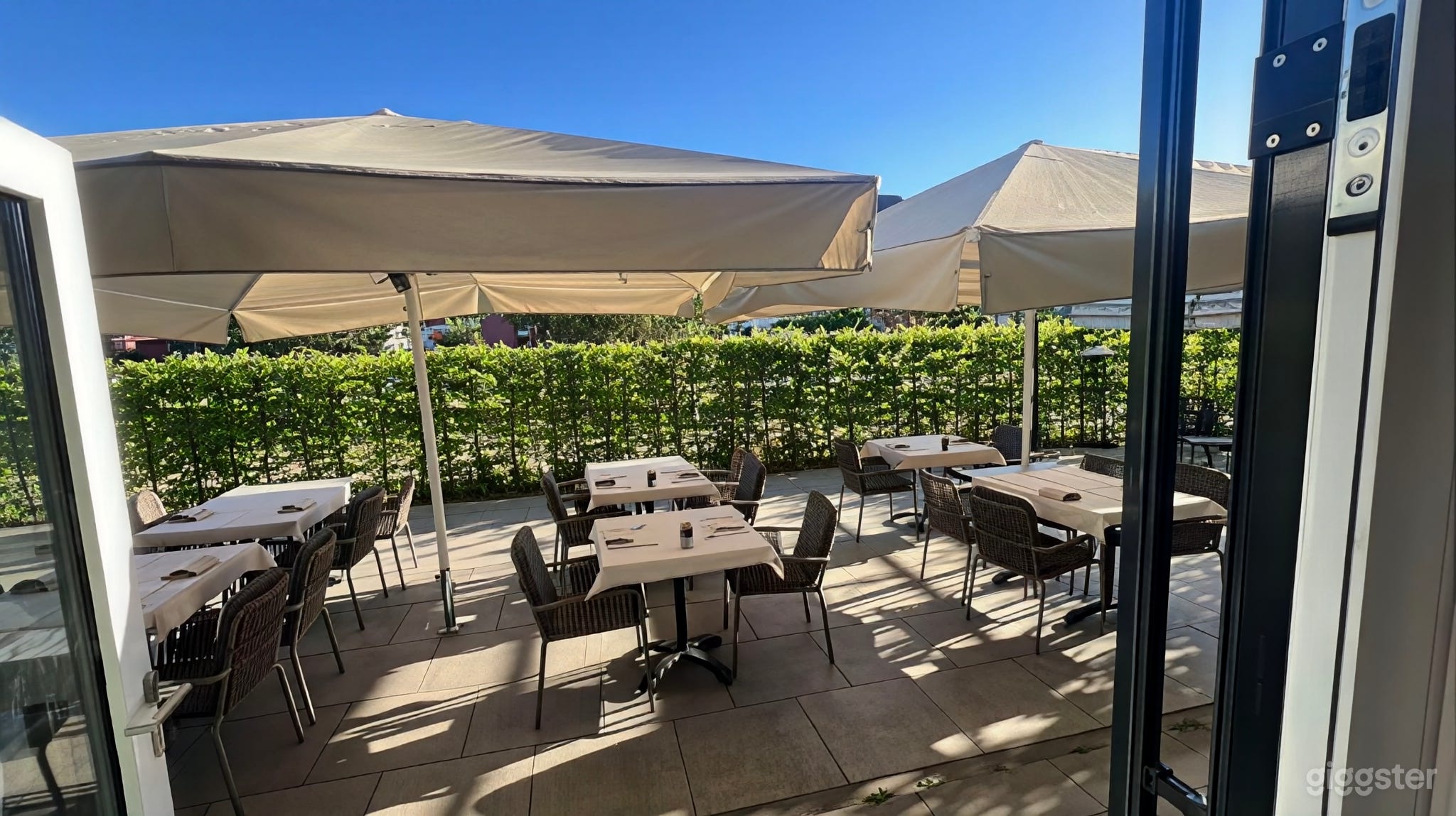 Eleganter Restaurant-Innenhof für Mahlzeiten im Freien Foto 2