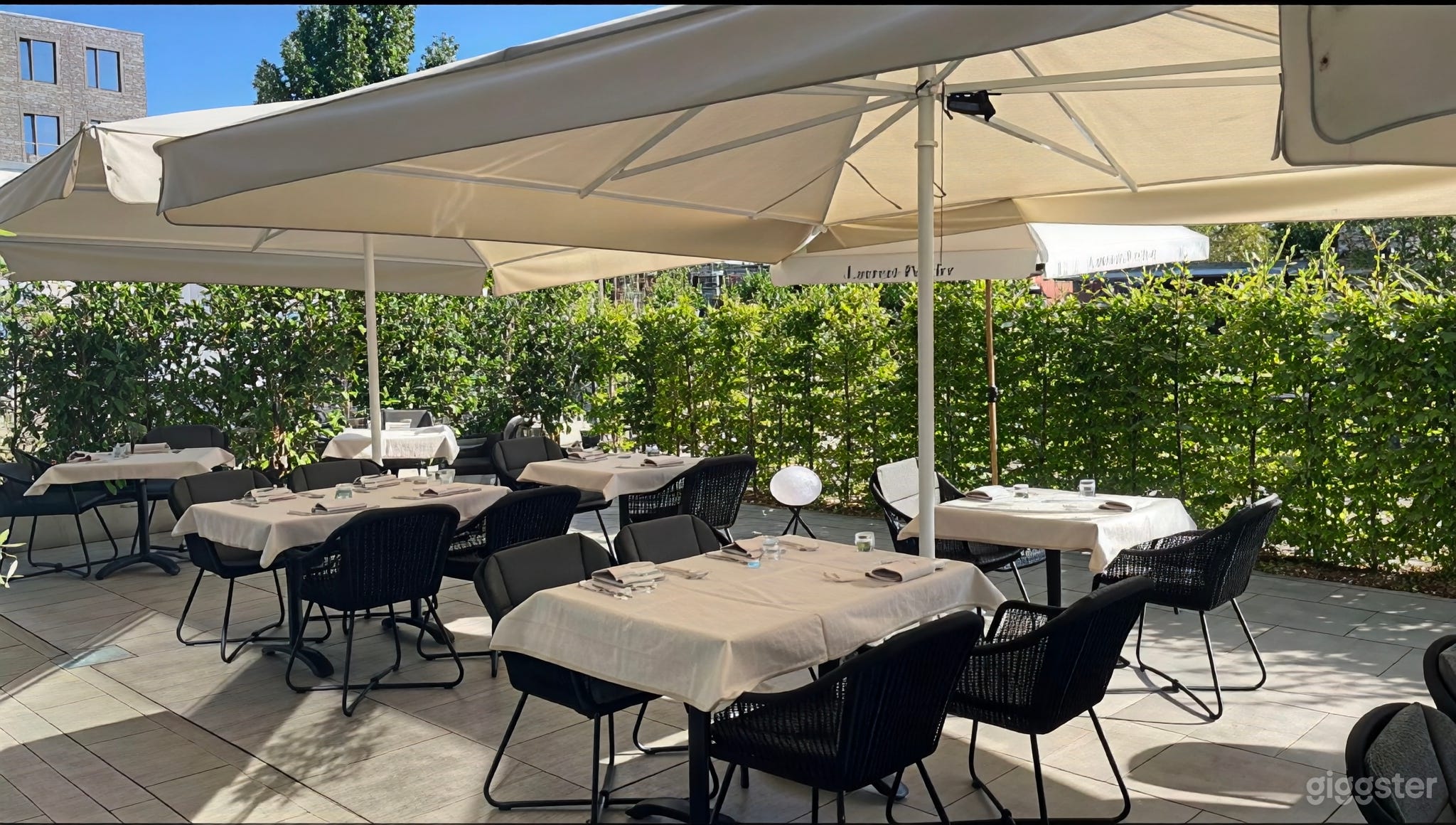 Eleganter Restaurant-Innenhof für Mahlzeiten im Freien Foto 3