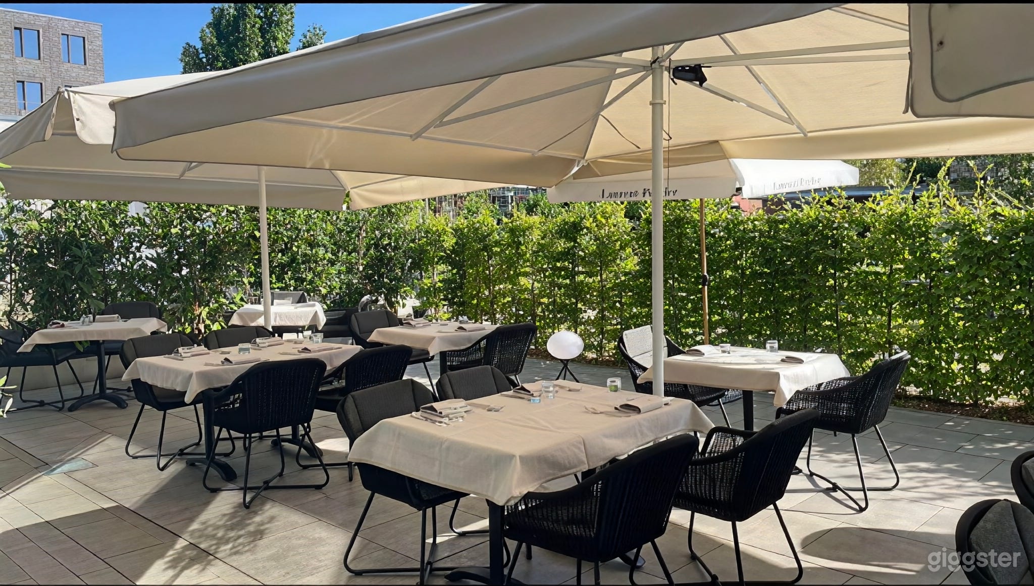 Eleganter Restaurant-Innenhof für Mahlzeiten im Freien Foto 1