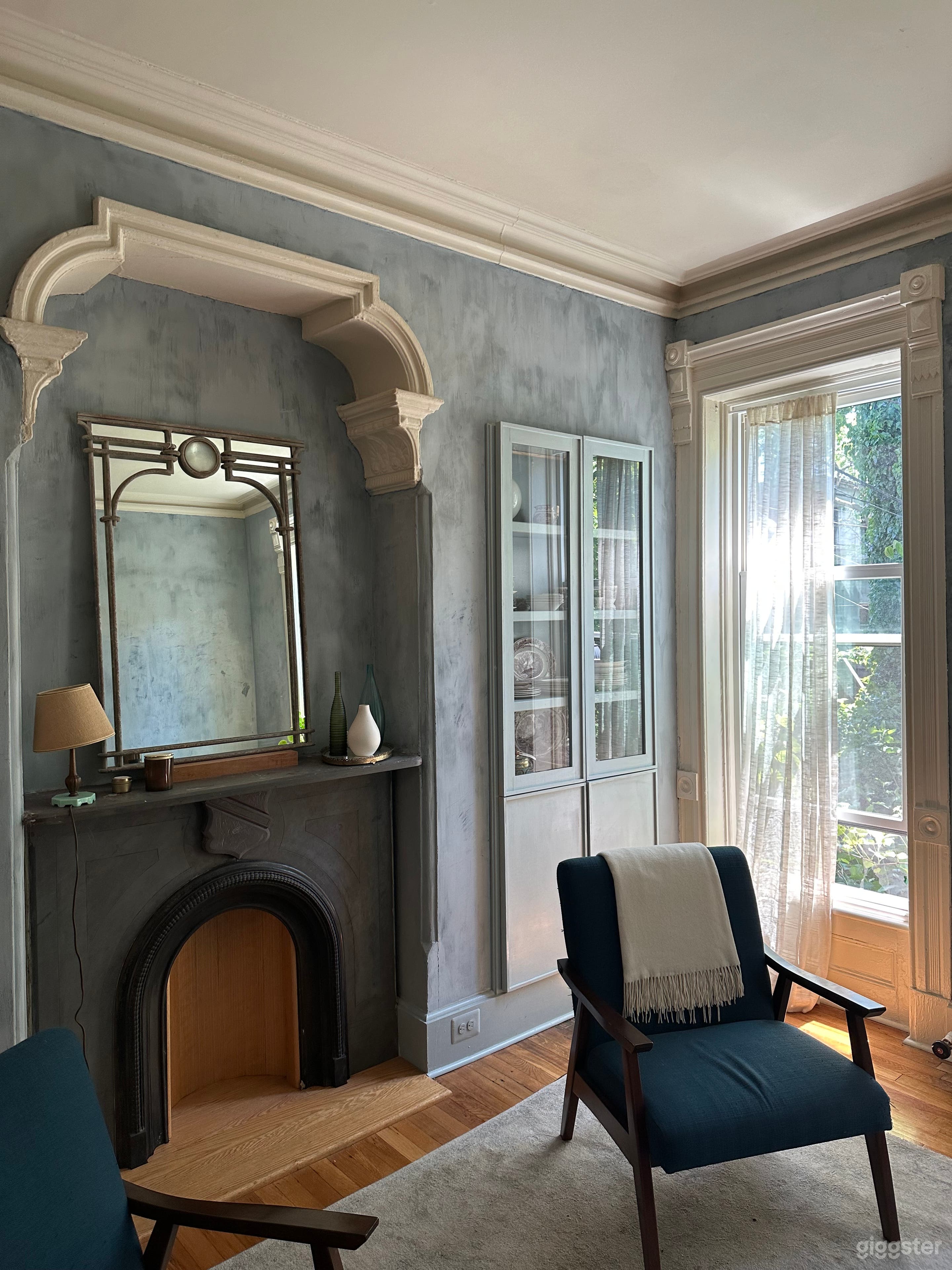 LIVING ROOM MANTLE CORNER 