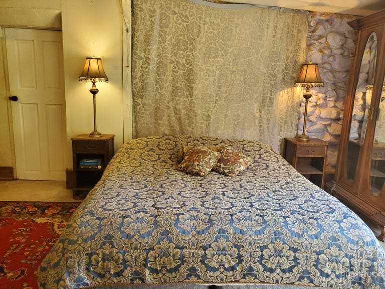  Bright and Spacious French Style Studio Apartment 