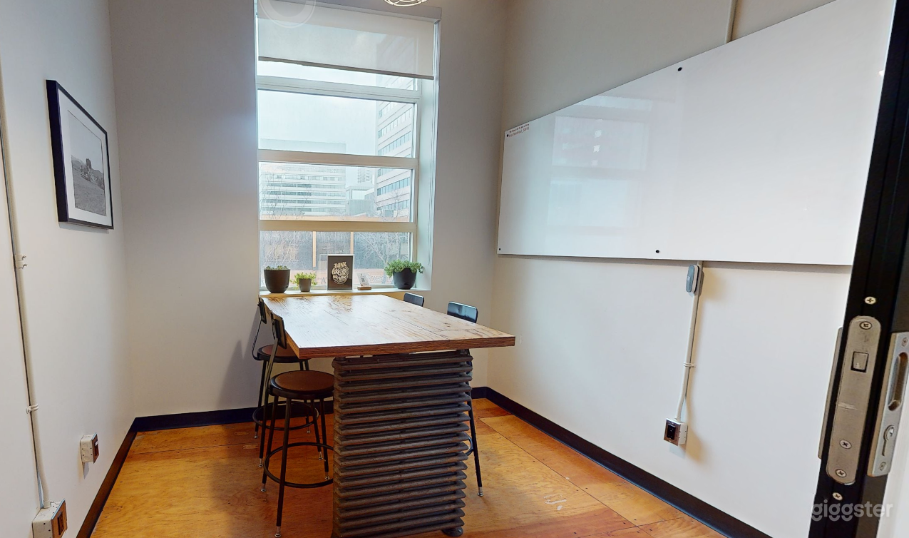 Cozy & Professional Meeting Space Photo 3