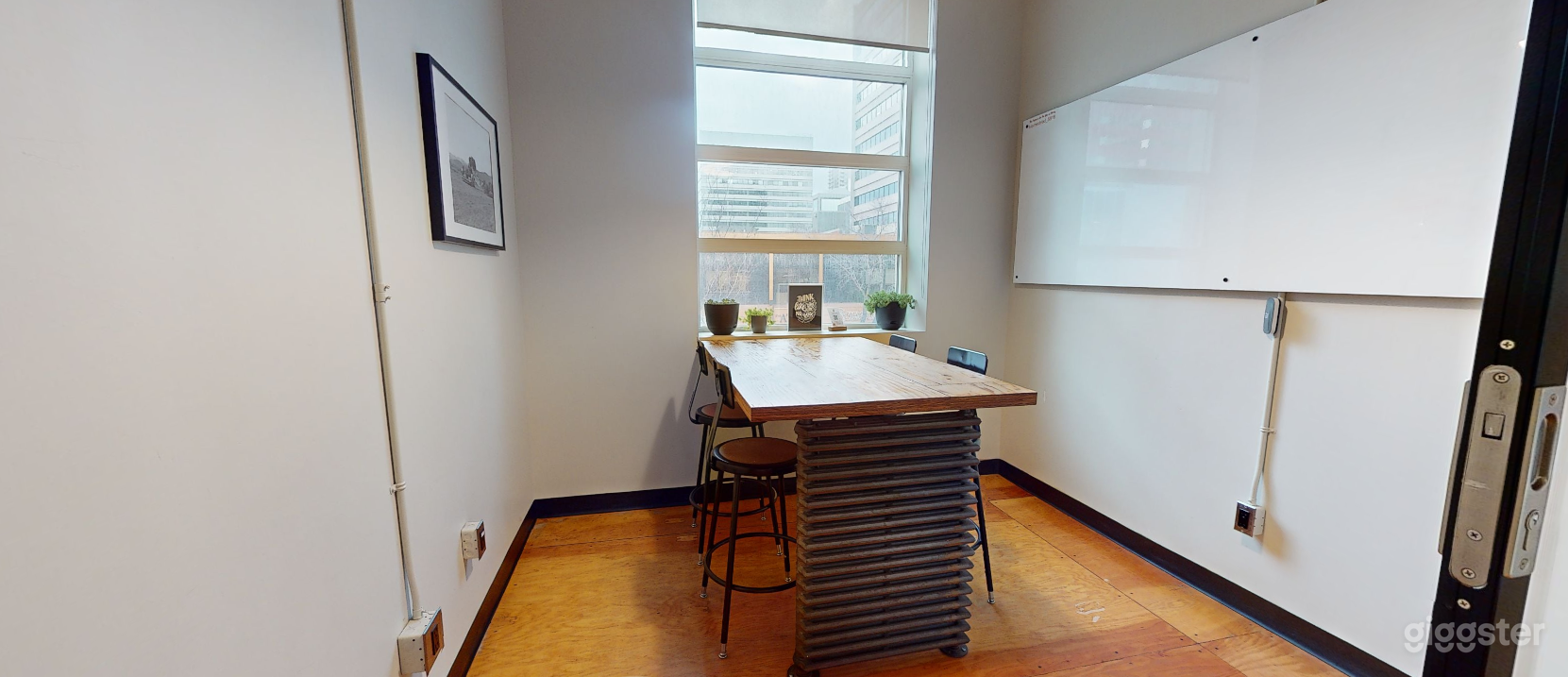 Cozy & Professional Meeting Space Photo 1