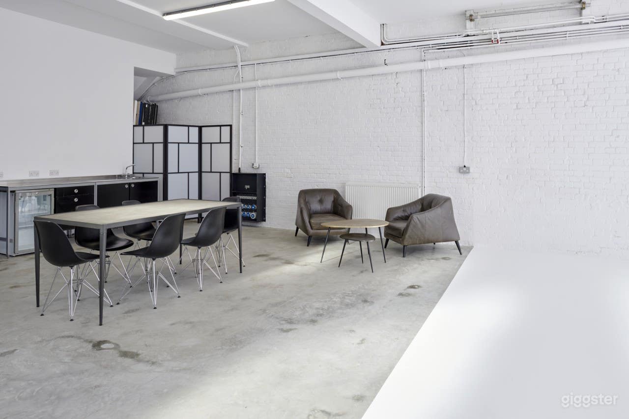 Modern Studio 3  Photo 1