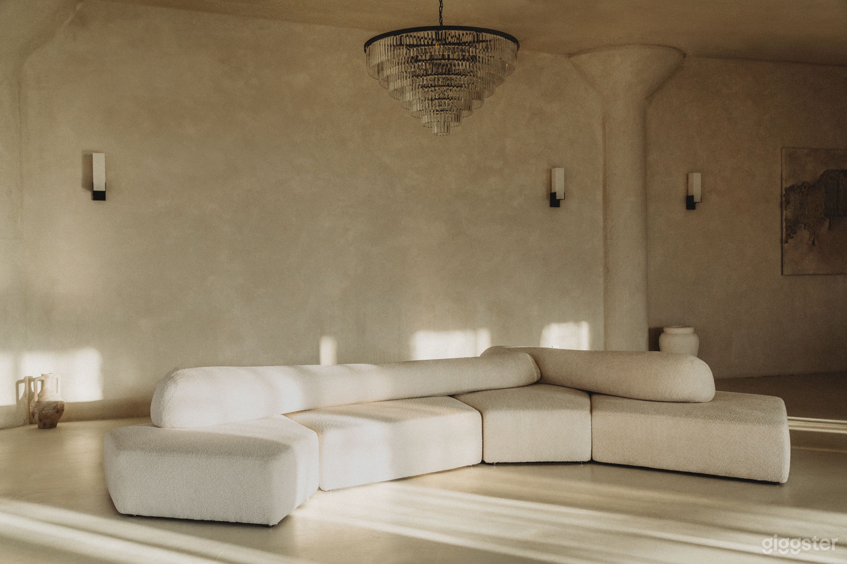 DTLA Loft 5000 sq/ft Brutalist Loft Skyline Views Photo 3