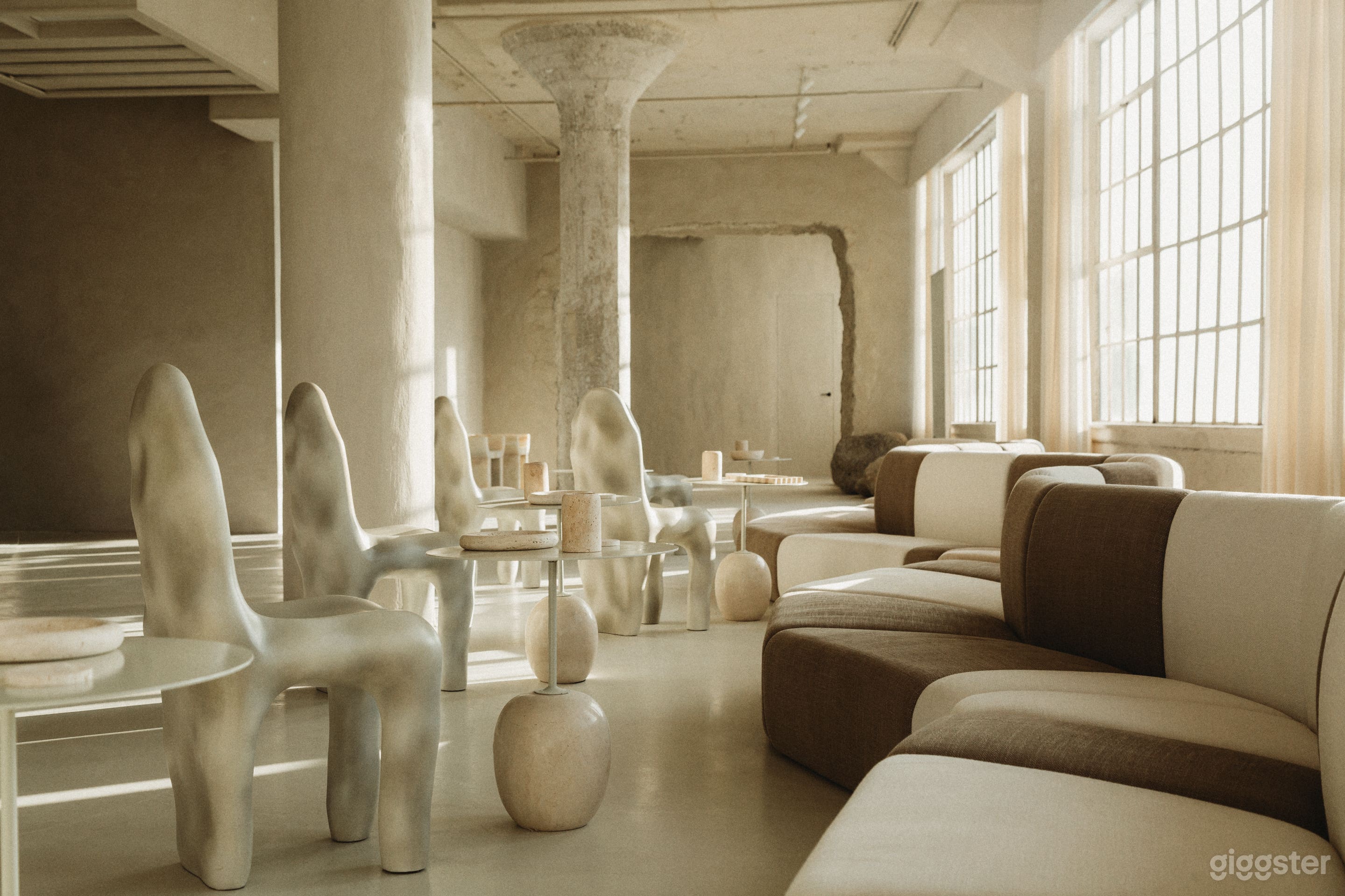 DTLA Loft 5000 sq/ft Brutalist Loft Skyline Views Photo 4