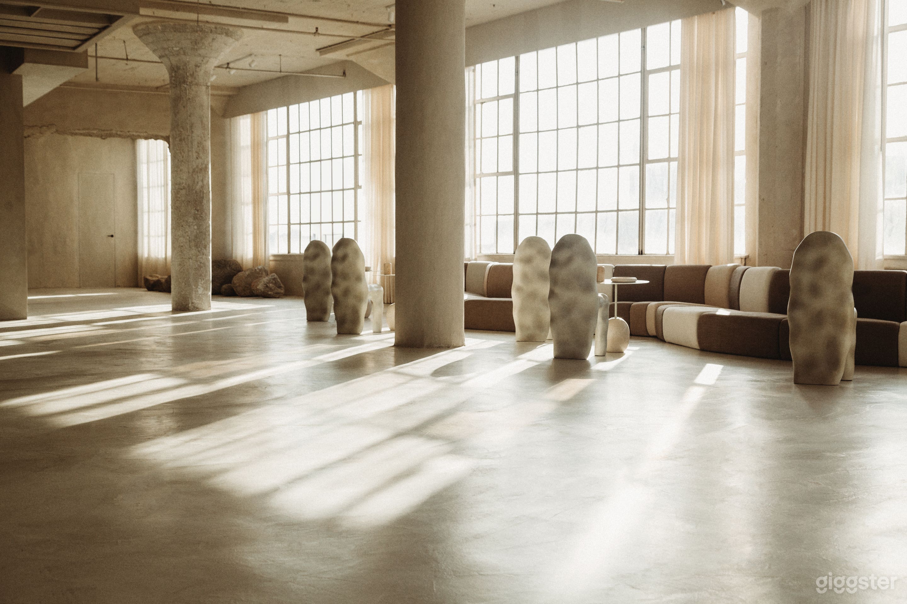 DTLA Loft 5000 sq/ft Brutalist Loft Skyline Views Photo 2