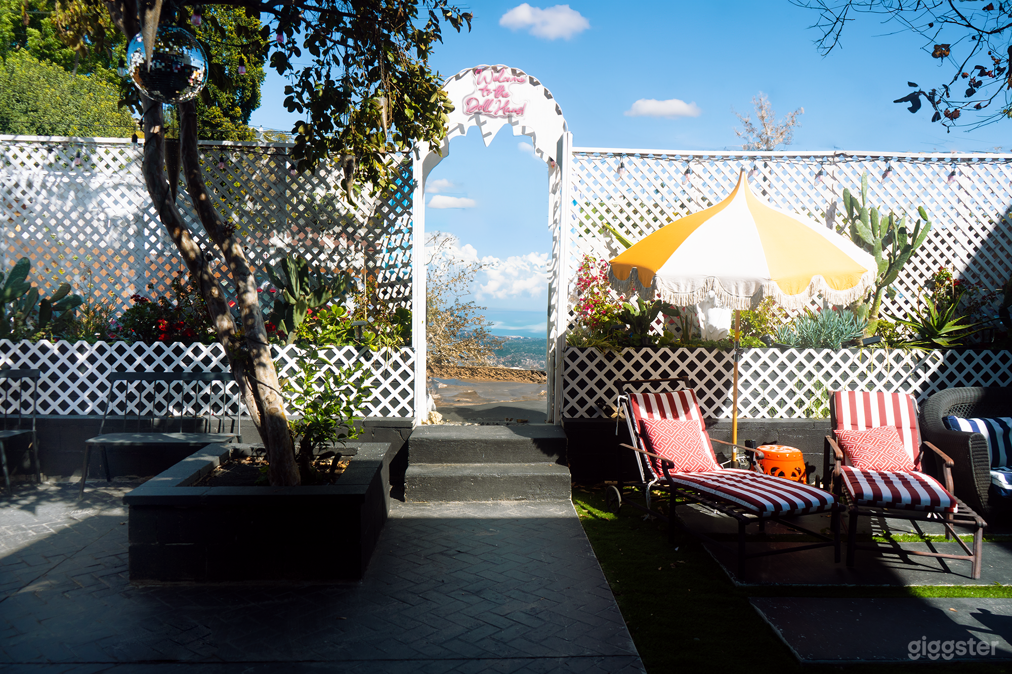 Vintage Showgirl Boudoir Studio, Vaudeville Stage &amp; Garden! Photo 1