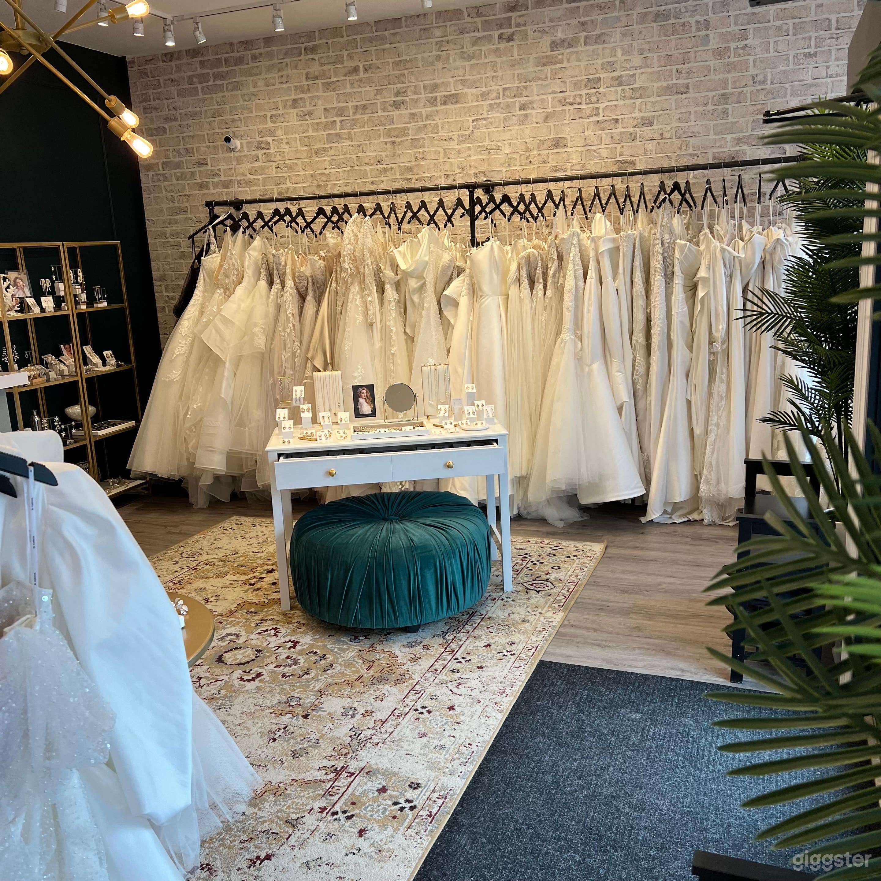 Luxury Bridal Boutique, Wedding Dress, FTC Mirrors Photo 2