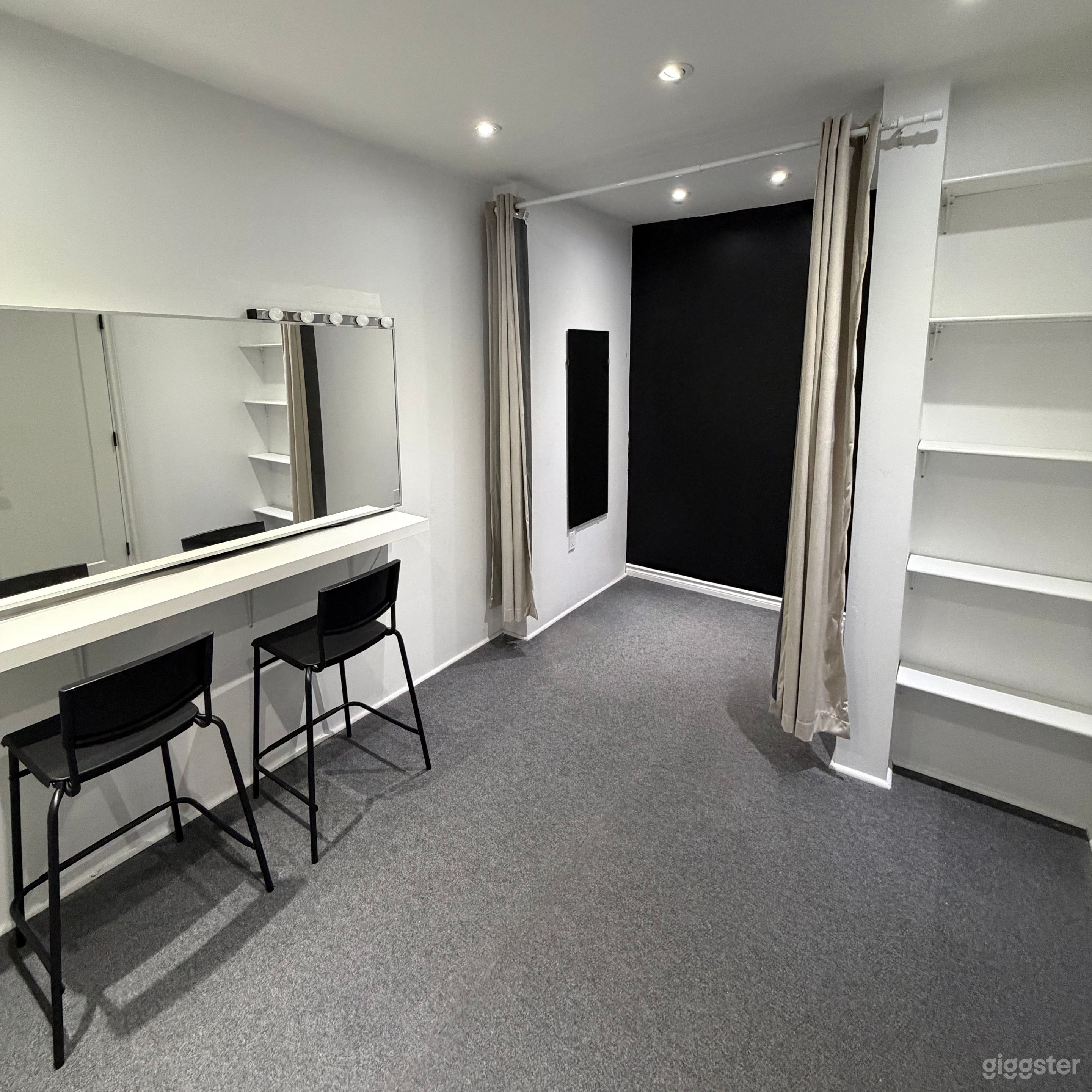 Affordable Toronto studio rental with seamless backdrops Photo 2
