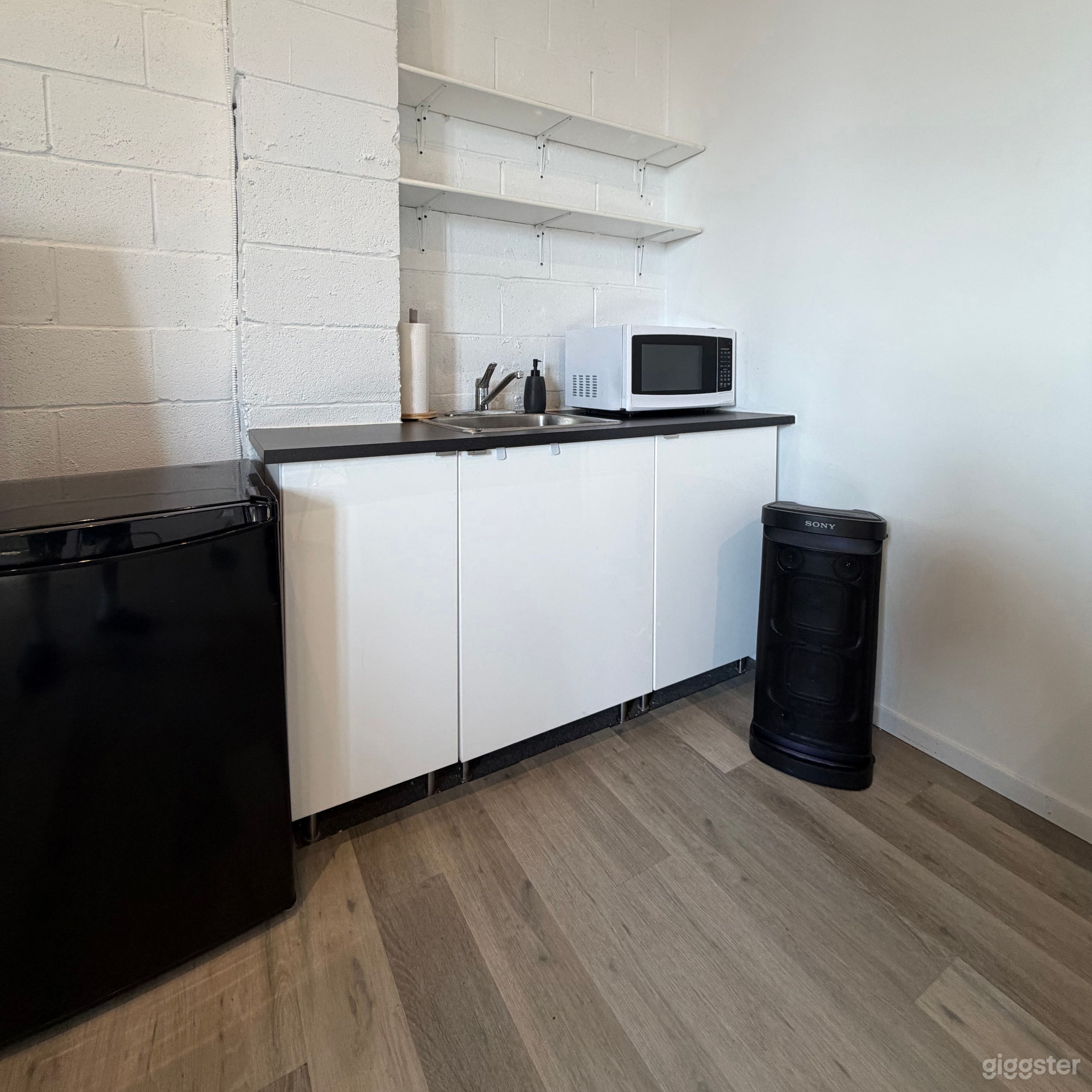 Affordable Toronto studio rental with seamless backdrops Photo 4