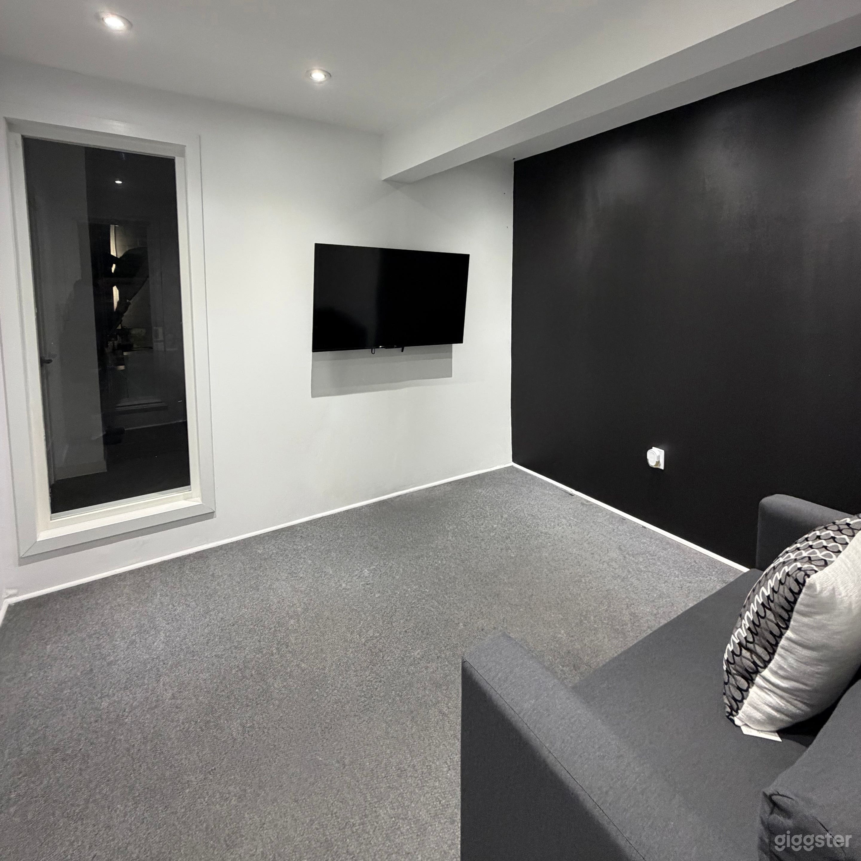 Affordable Toronto studio rental with seamless backdrops Photo 3