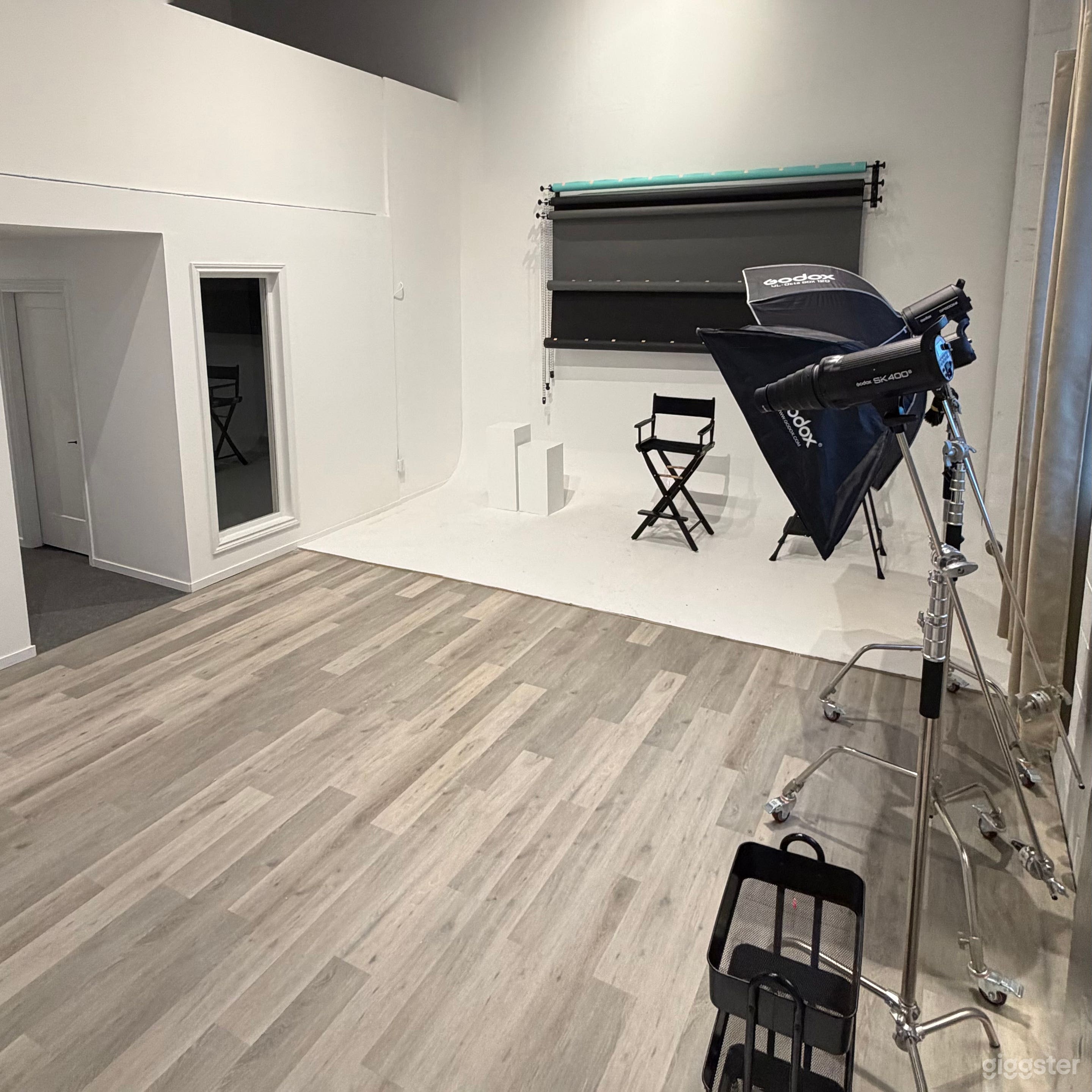 Affordable Toronto studio rental with seamless backdrops Photo 1