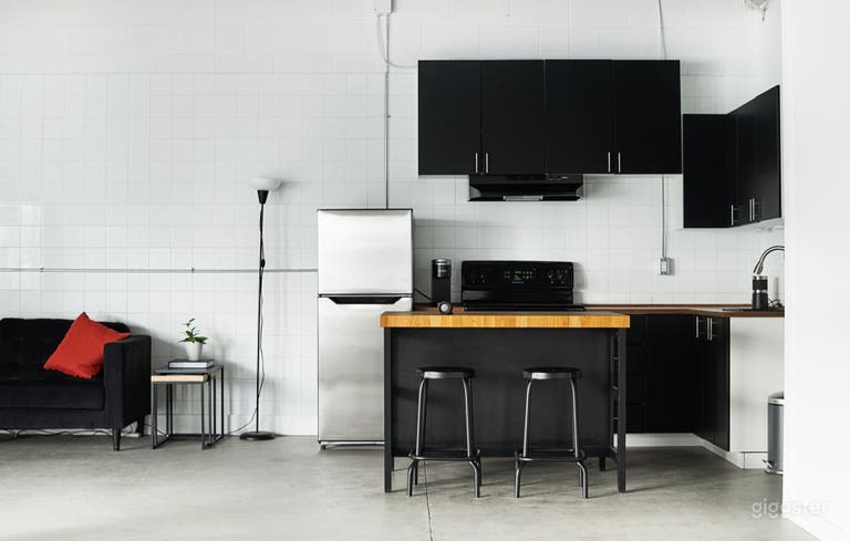  Cocina con frigorífico/congelador y estufa 