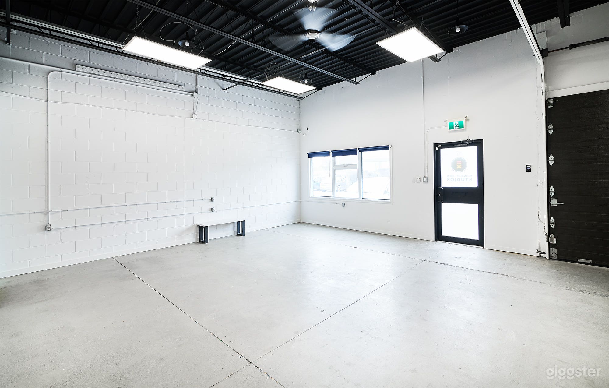 Modern/Industrial Photo Studio with Kitchen Photo 4