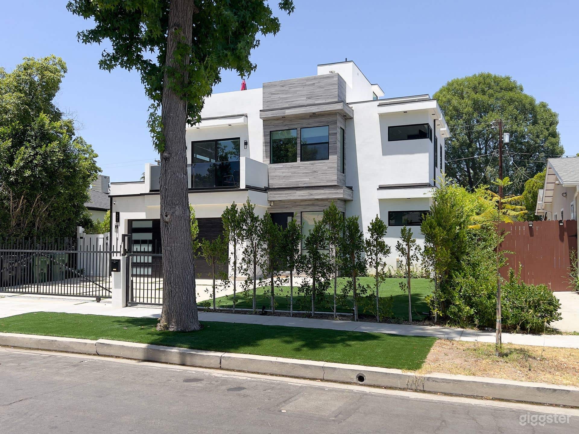 Luxury Modern Home with Pool Spa and Rooftop Deck Photo 3