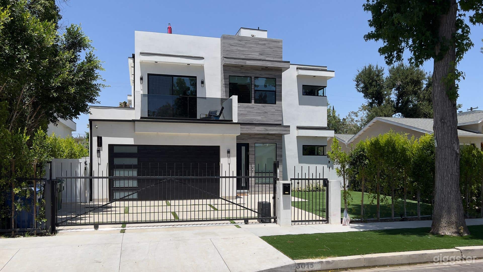 Luxury Modern Home with Pool Spa and Rooftop Deck Photo 2