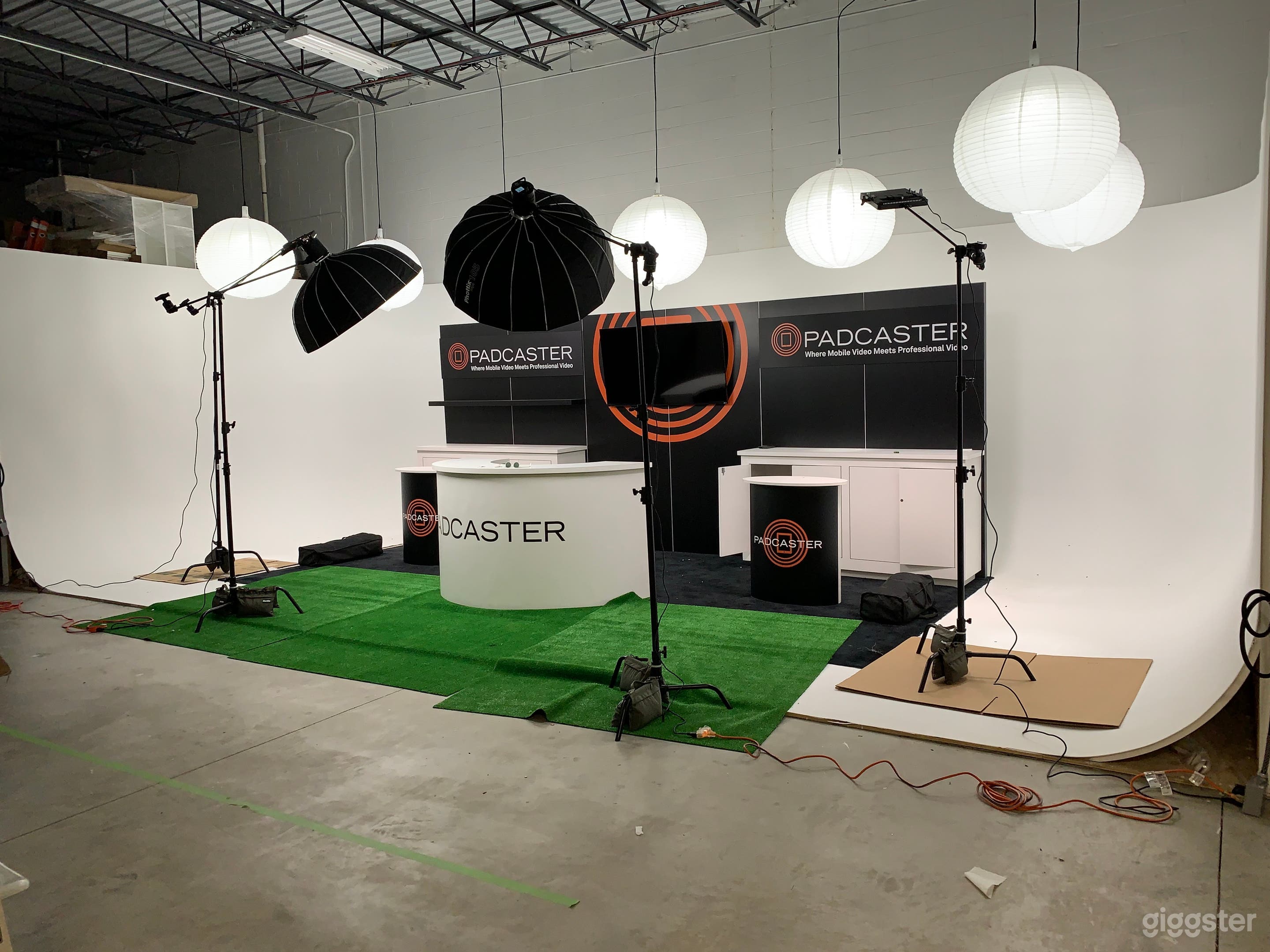 30' Cyclorama Photo/Video Studio w/Office+Parking Photo 3