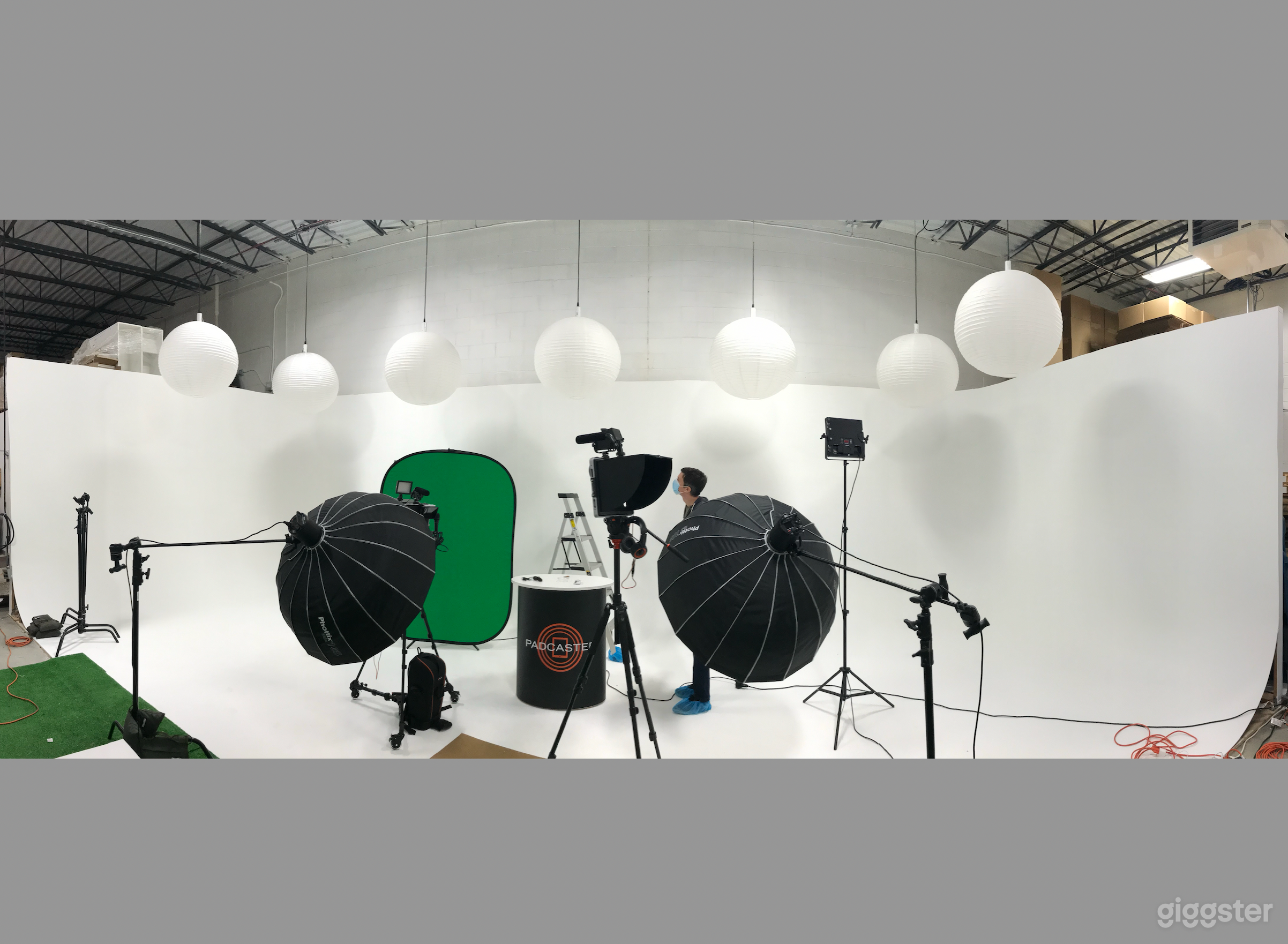 30' Cyclorama Photo/Video Studio w/Office+Parking Photo 1