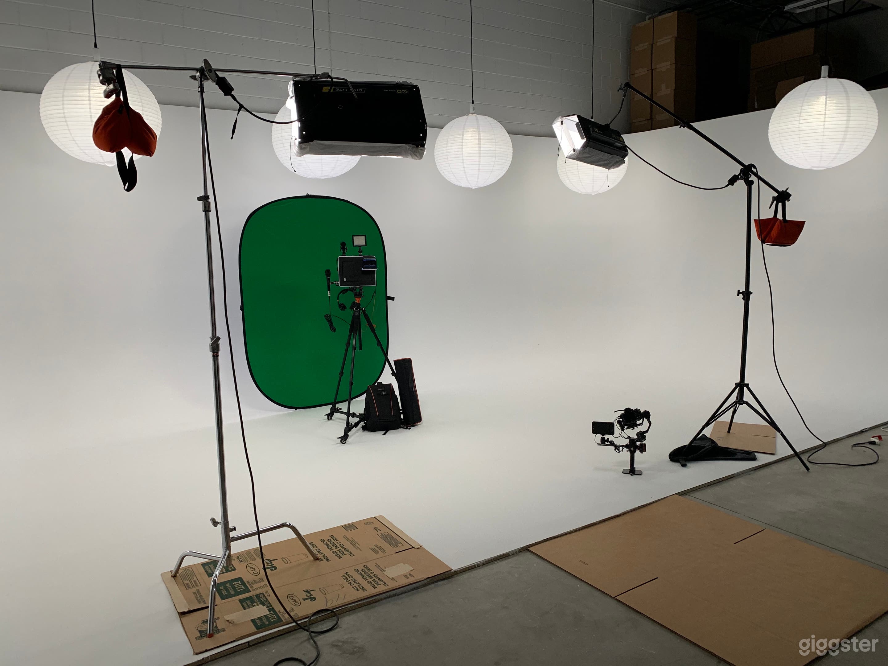 30' Cyclorama Photo/Video Studio w/Office+Parking Photo 2