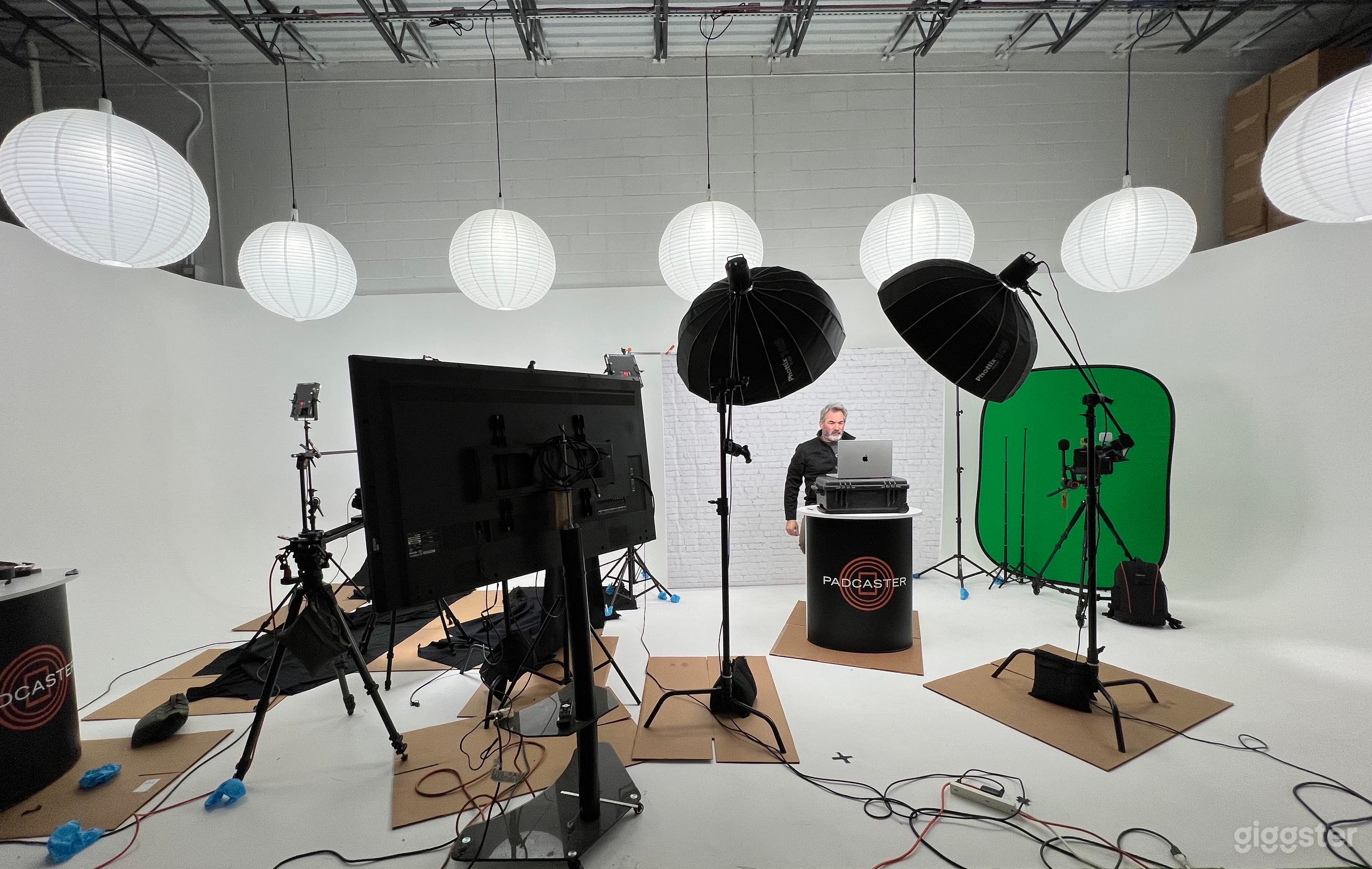 30' Cyclorama Photo/Video Studio w/Office+Parking Photo 4