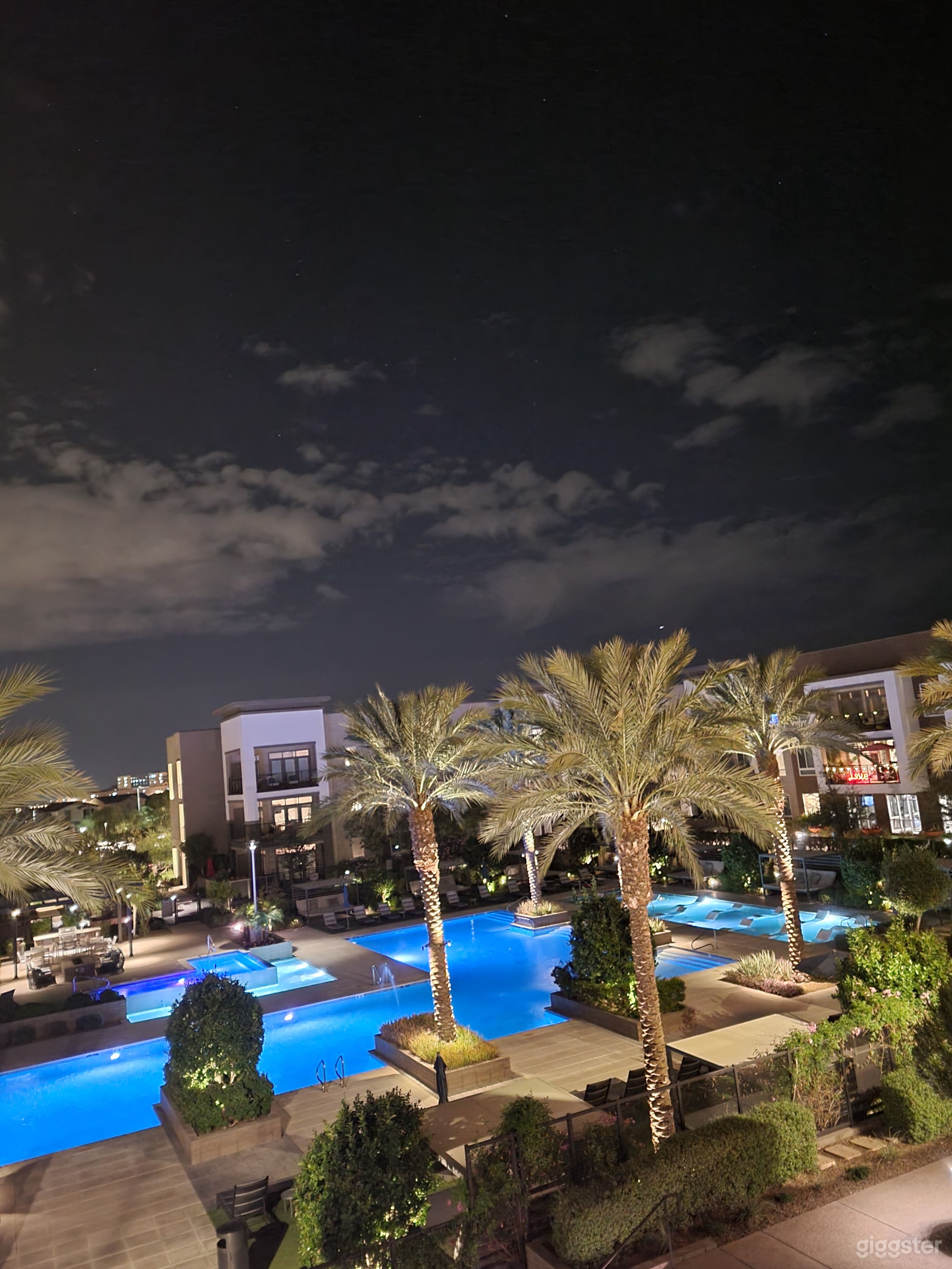 Luxurious Pool Day Photo 4