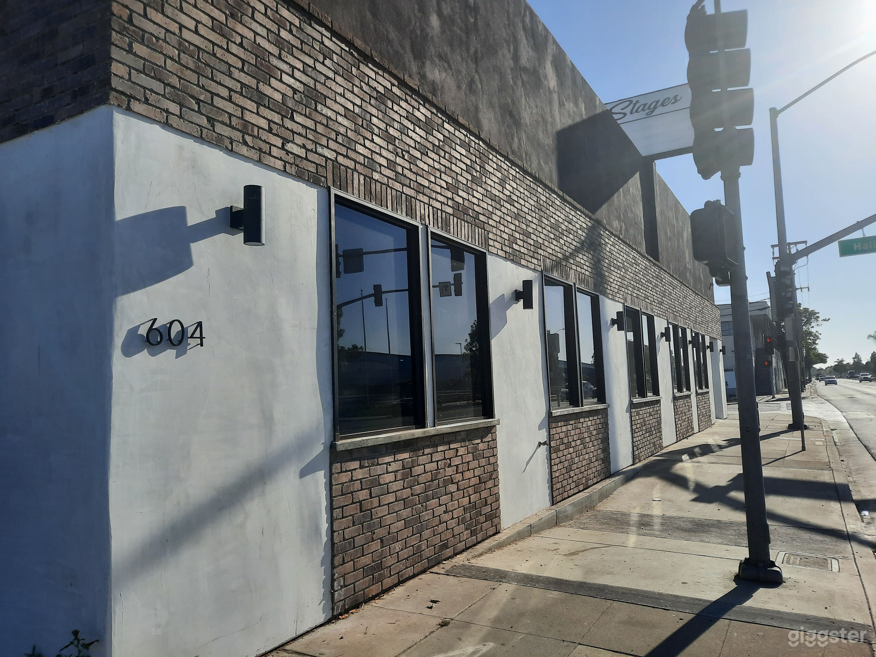 Exotic Bar Atmosphere in Santa Ana Photo 4