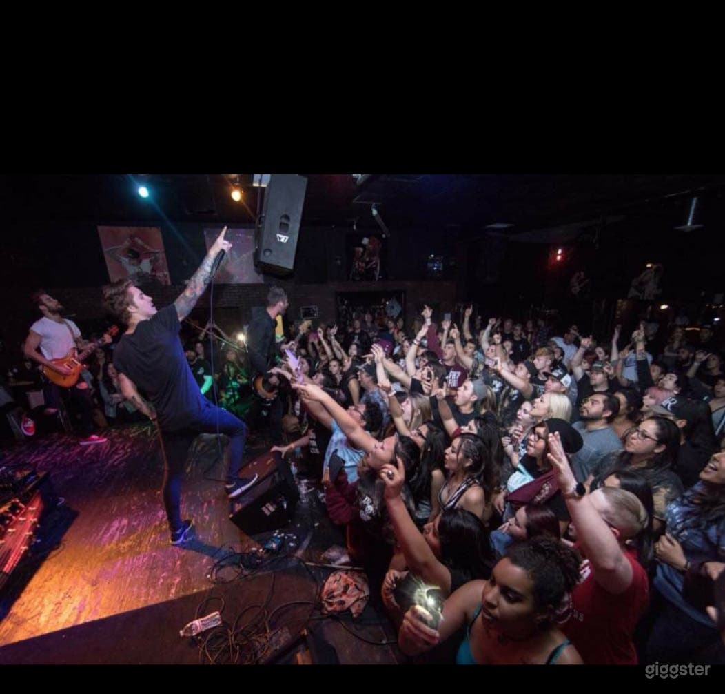 Exotic Bar Atmosphere in Santa Ana Photo 4