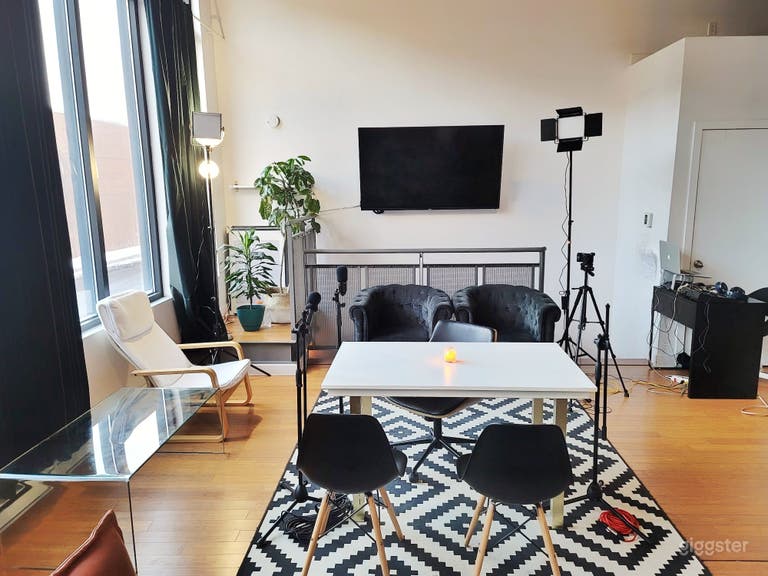  High ceilings, lots of open living space, an office space to comfortably work. 