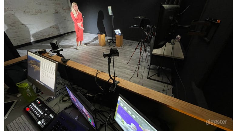  Les présentations d'entreprise à distance et les intervenants utilisent notre studio pour une technologie sans tracas, des présentations sans distractions et un personnel professionnel. 