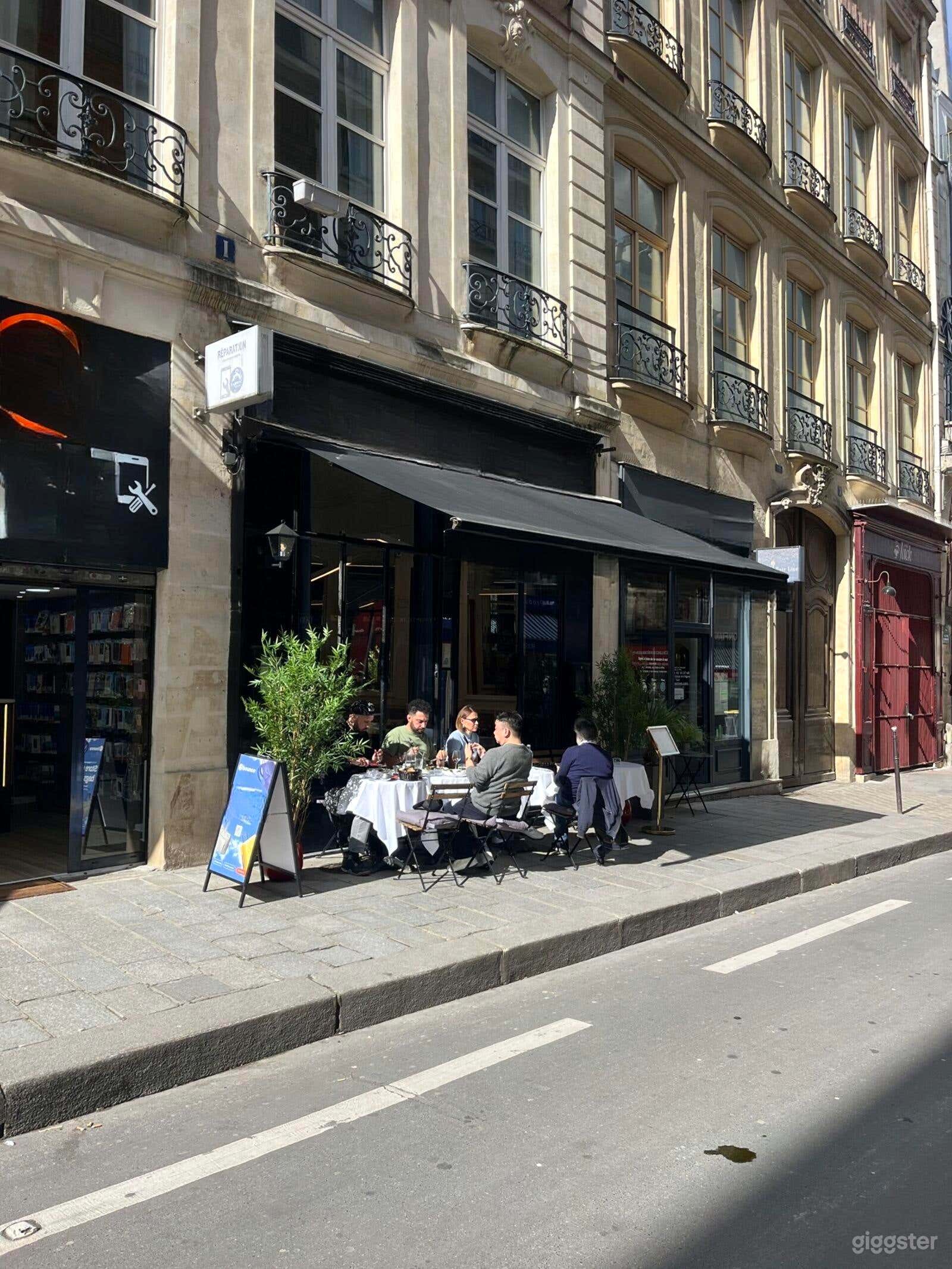 Photo de Restaurant français authentique avec une atmosphère cosy 2