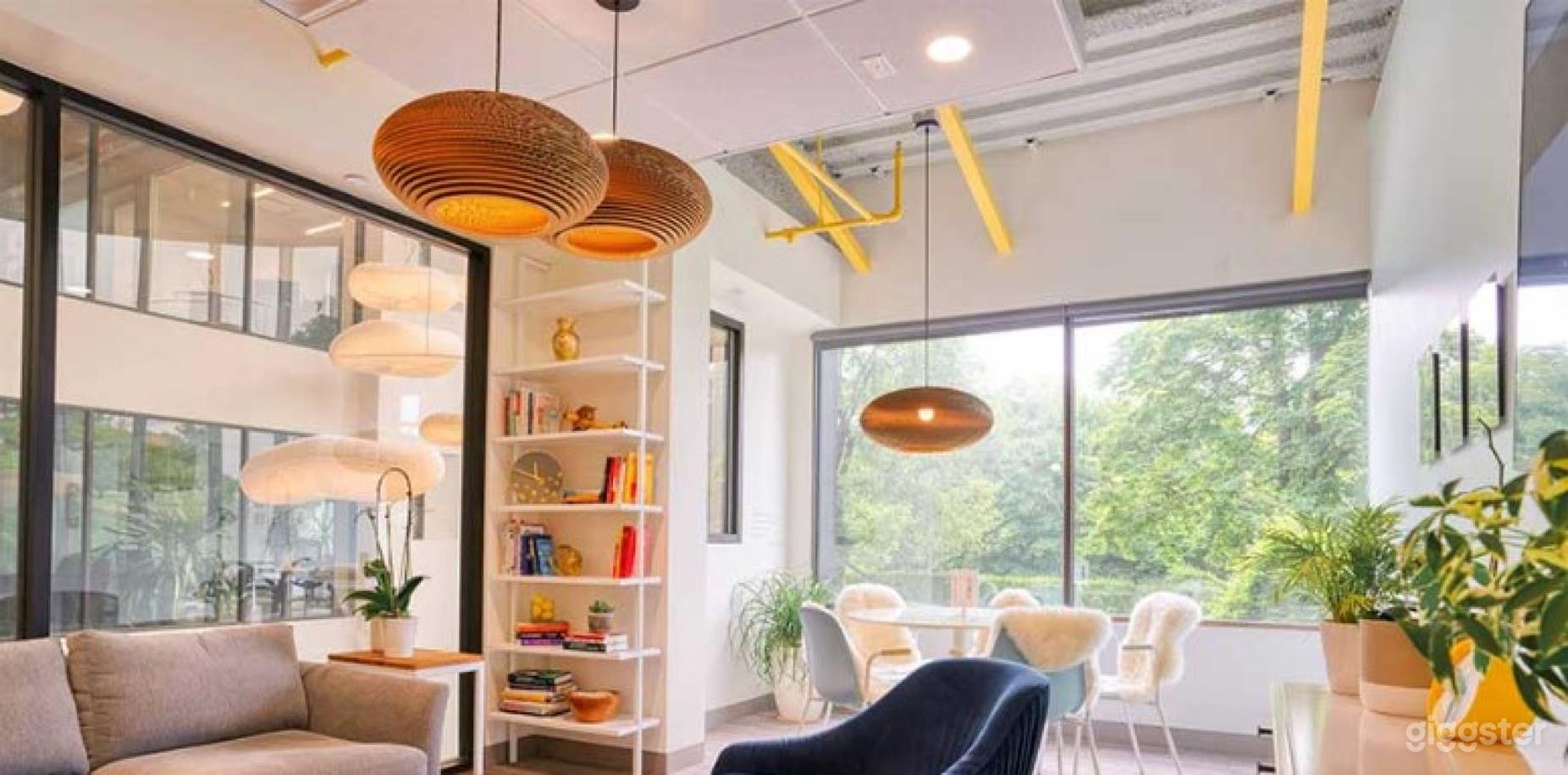 Comfortable Medium Office/ Work Space Photo 4