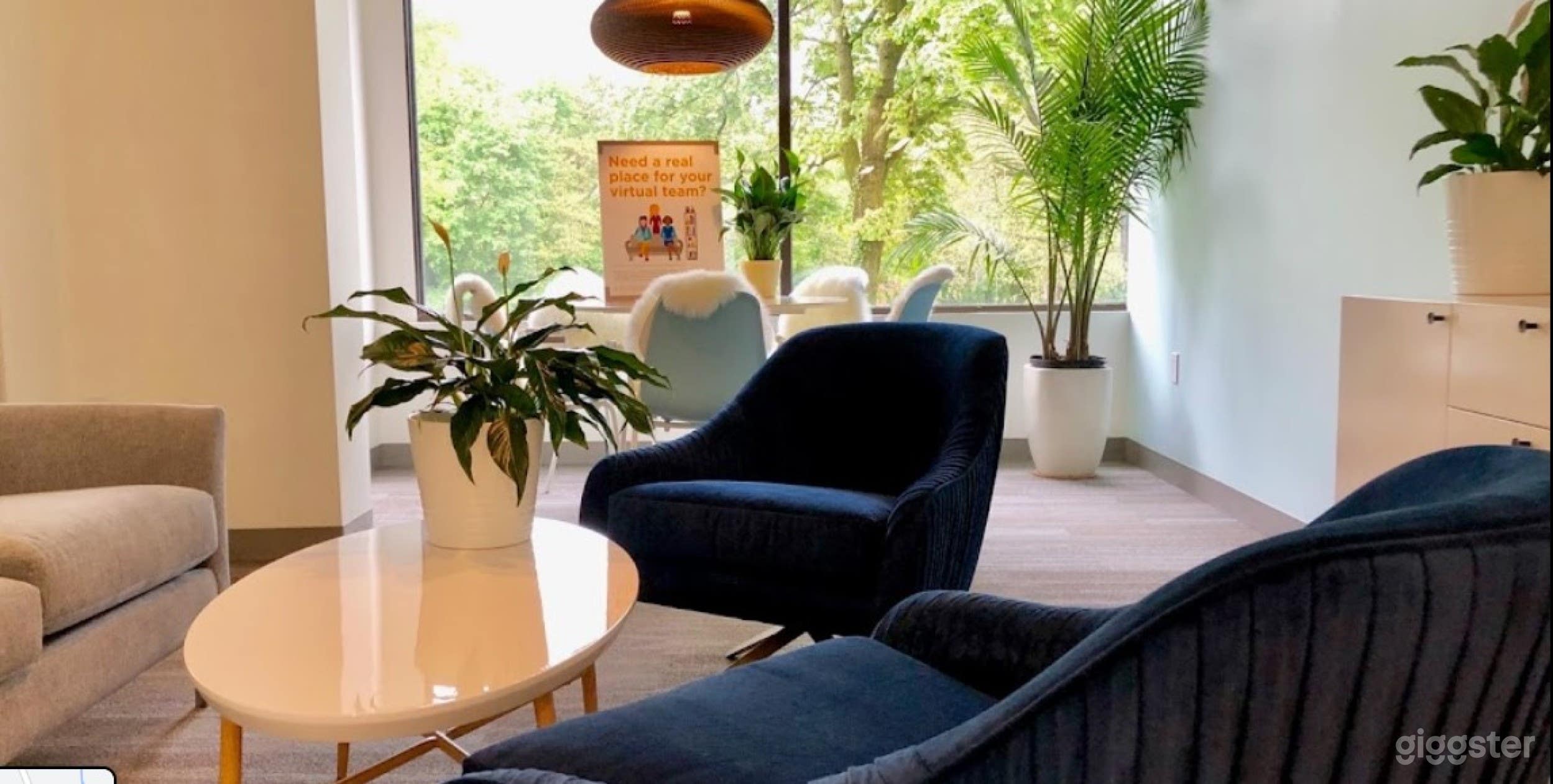 Comfortable Medium Office/ Work Space Photo 3