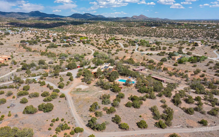  Granero Rudo de 9 Acres en Santa Fe, Paisaje de Alto Desierto y Piscina 