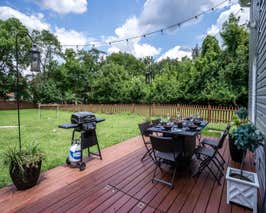  Spacious backyard and deck 