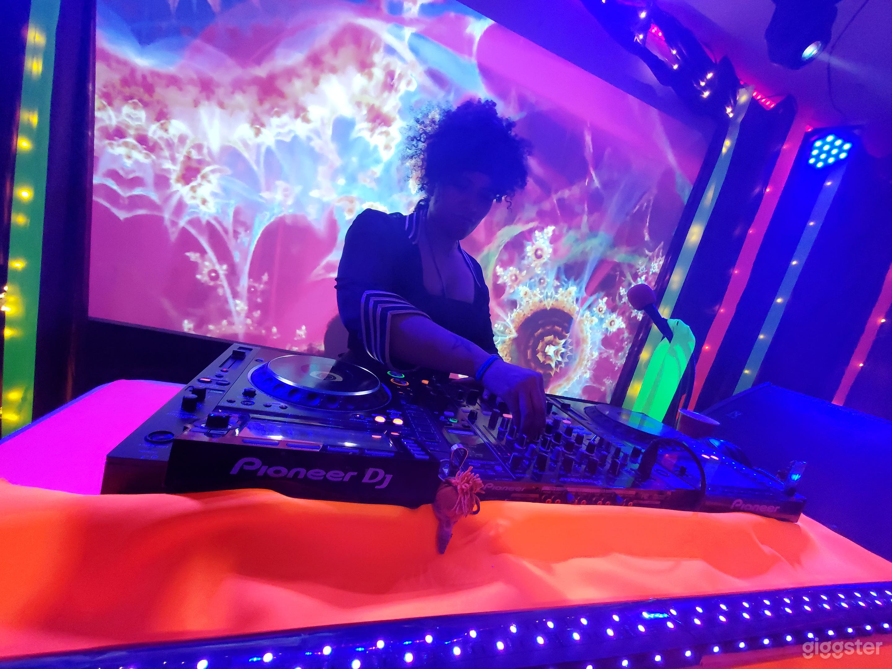 DJ to the world. Live stream your performance to any platform. 