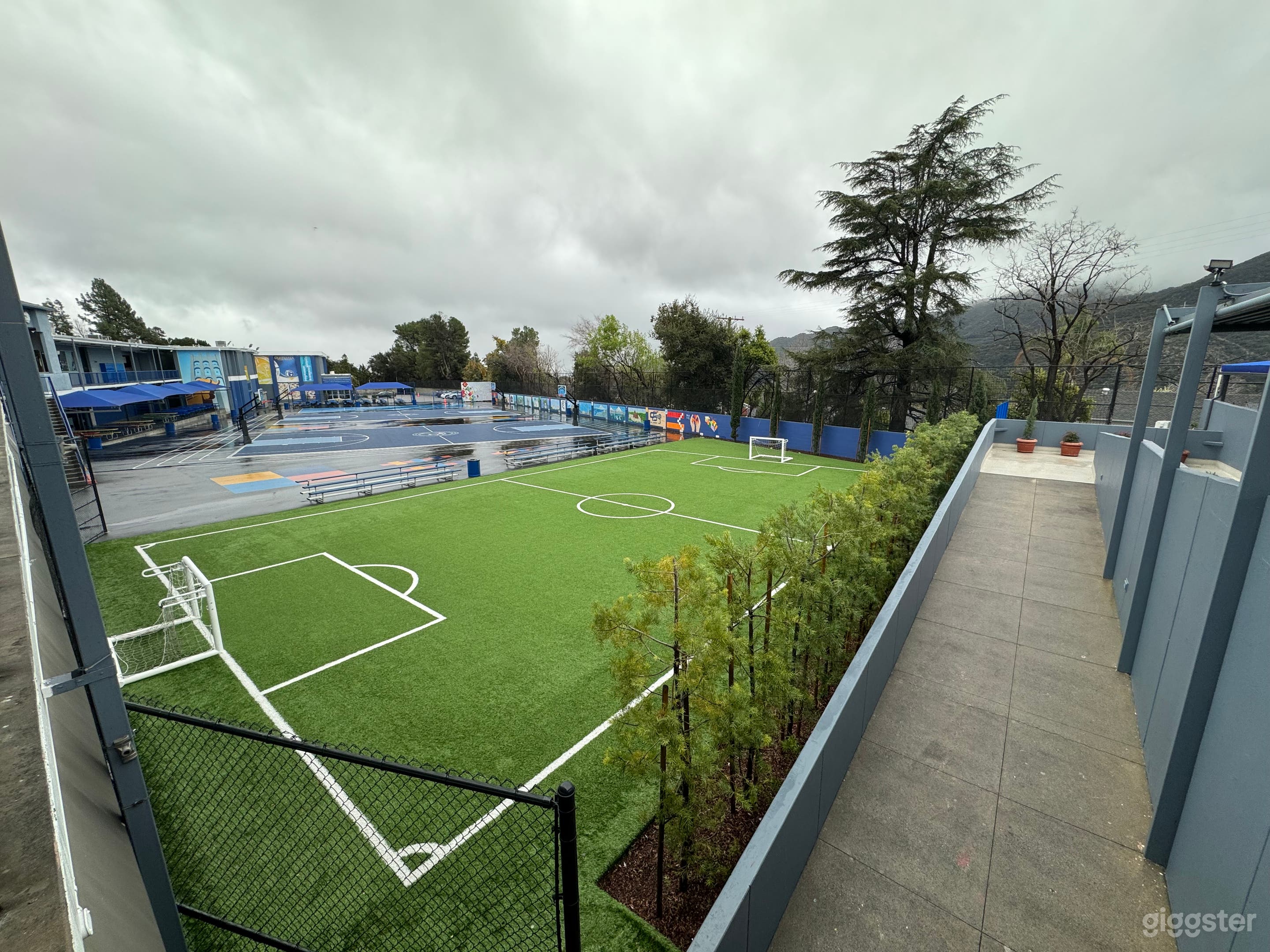 Huge modern private school Photo 1