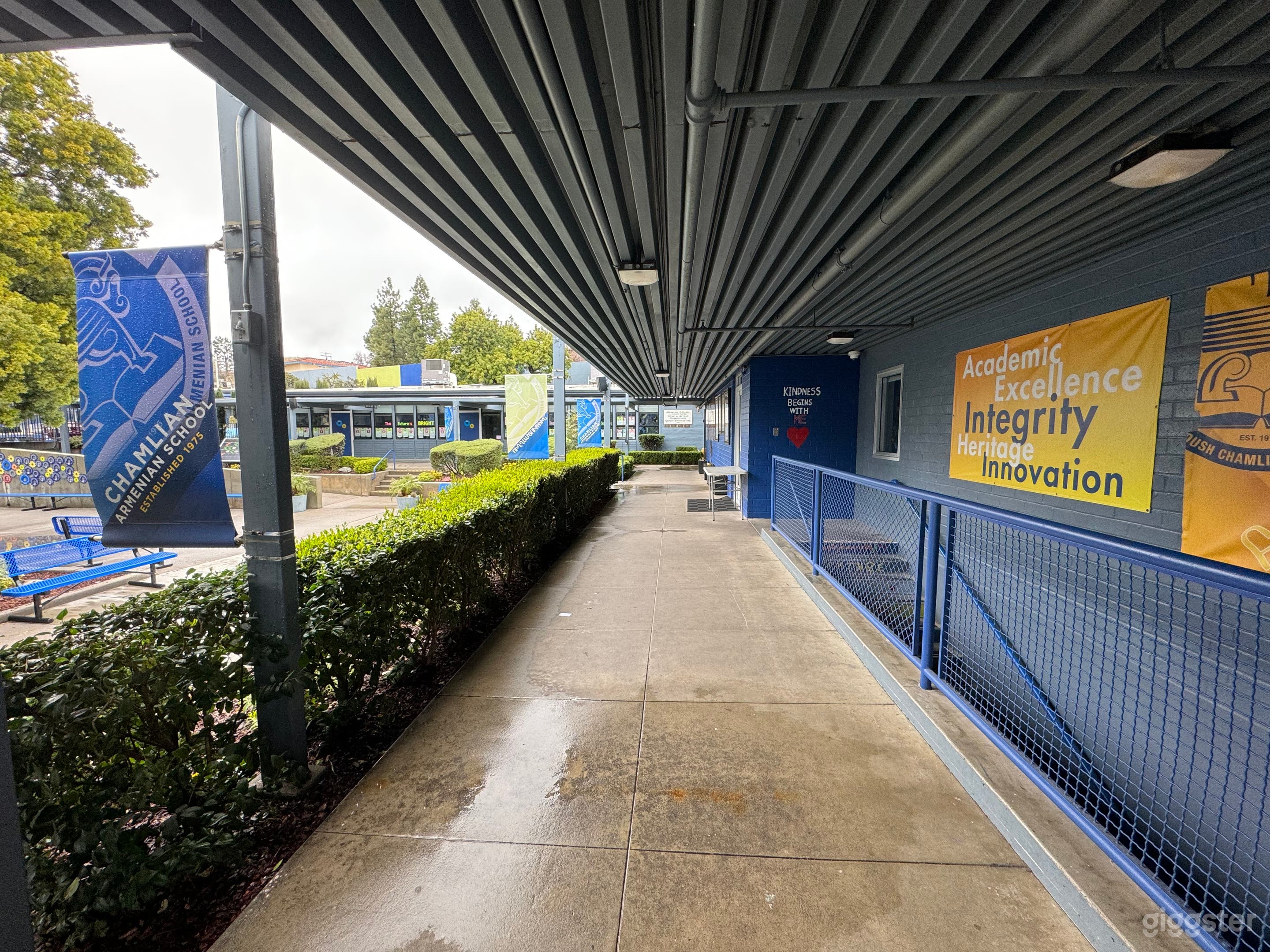 Huge modern private school Photo 3