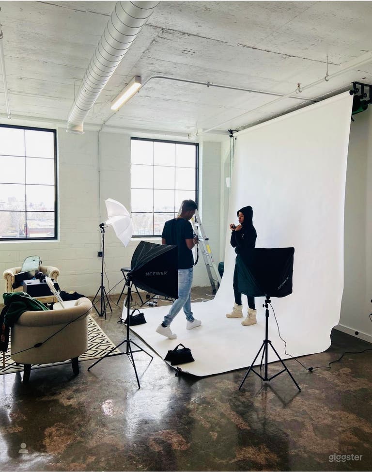  The Canvas: Natural Light Studio With City Views 