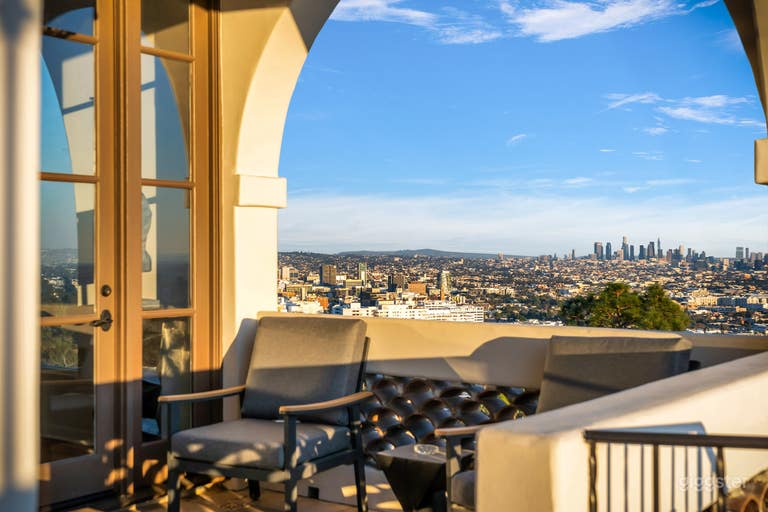  HIGH-END HIDEAWAY WITH MATCHLESS CHARM  