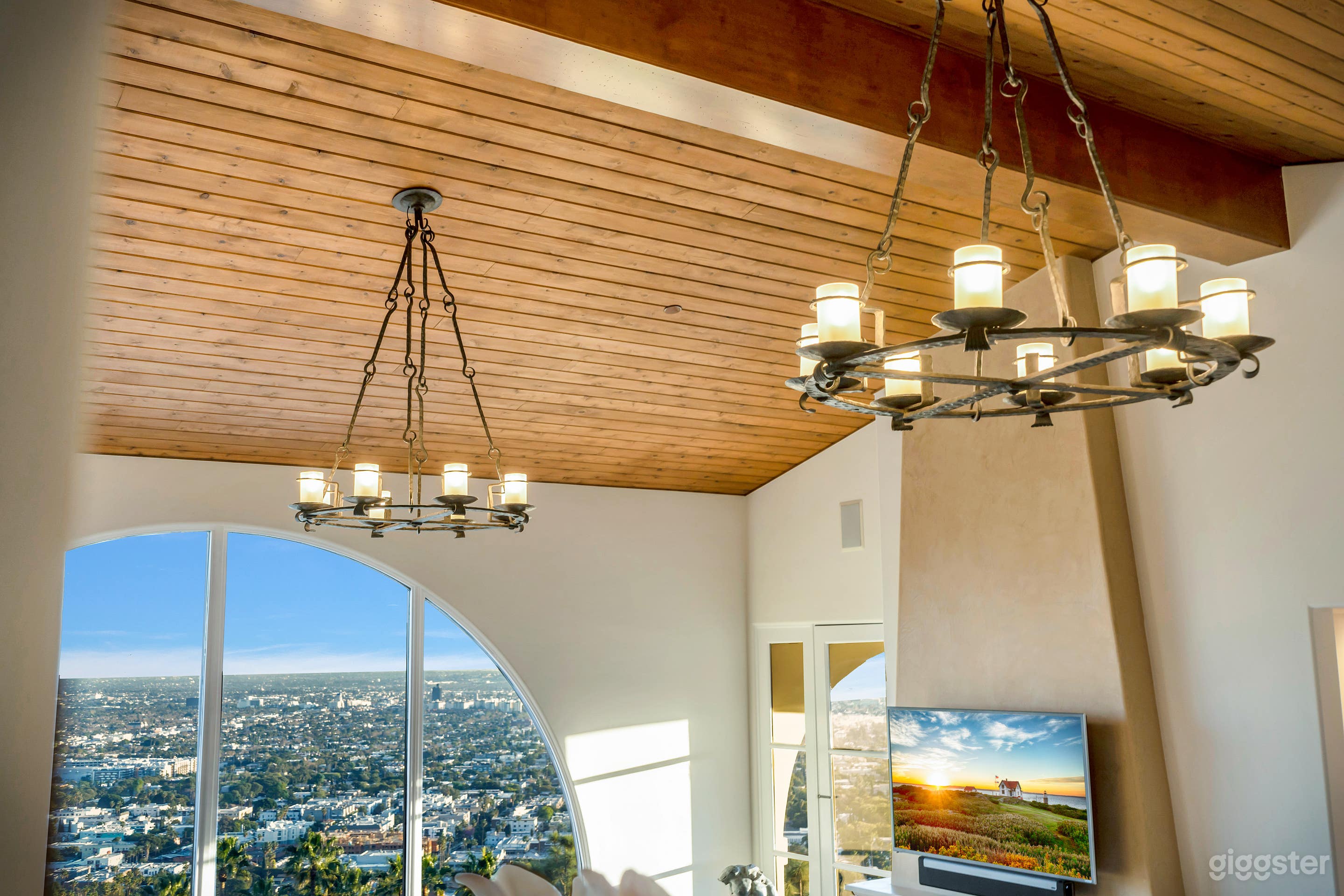 HIGH-END HIDEAWAY WITH MATCHLESS CHARM  Photo 4