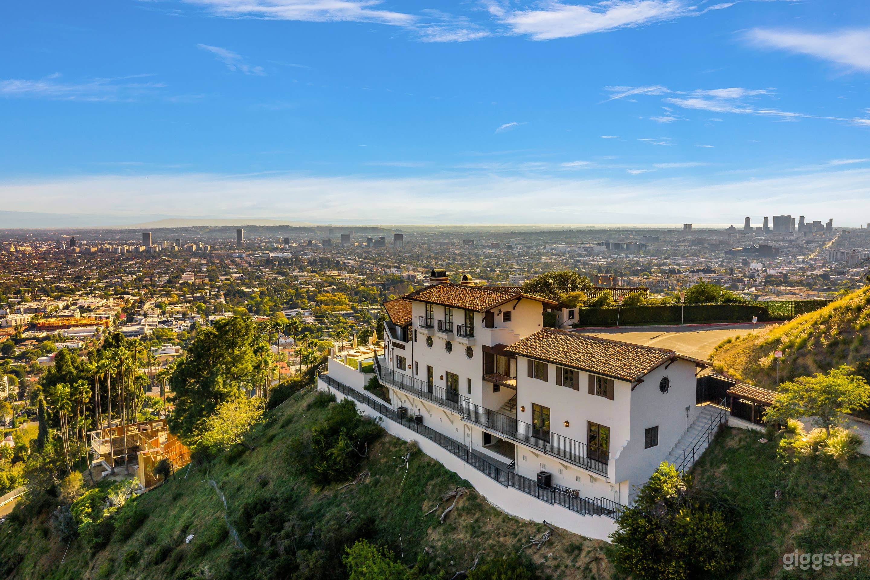 HIGH-END HIDEAWAY WITH MATCHLESS CHARM  Photo 3