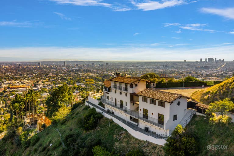  HIGH-END HIDEAWAY WITH MATCHLESS CHARM  