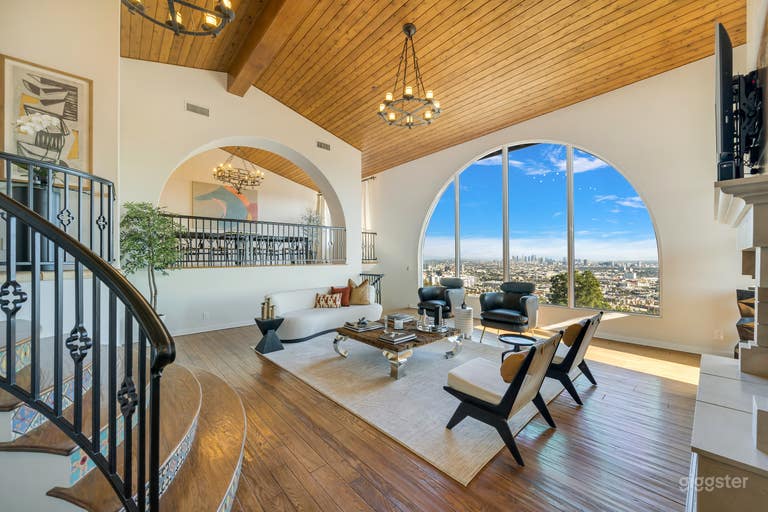  HIGH-END HIDEAWAY WITH MATCHLESS CHARM  