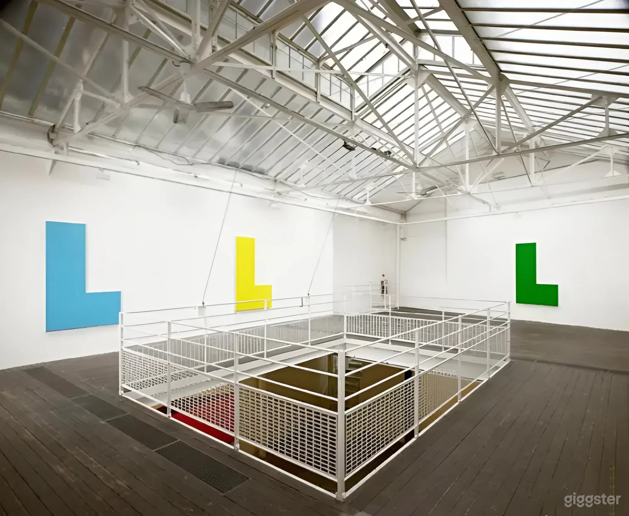 Photo de Galerie d'art industriel avec toit de verre dans le Marais 3