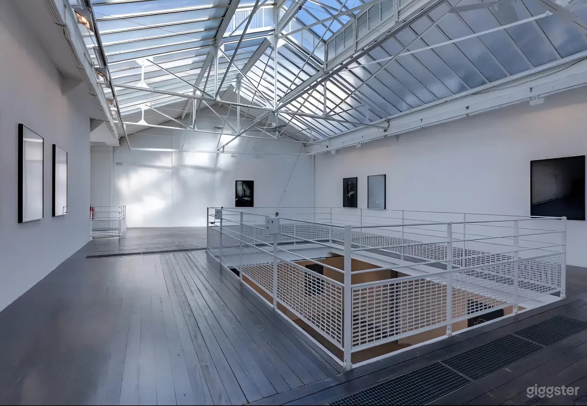 Photo de Galerie d'art industriel avec toit de verre dans le Marais 1