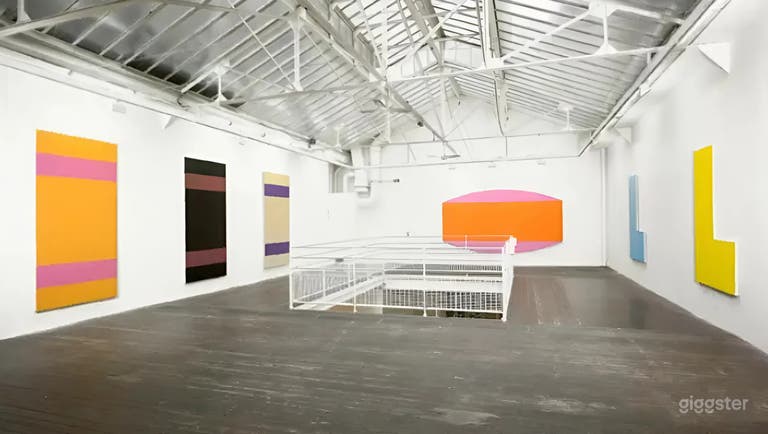  Galerie d'art industriel avec toit de verre dans le Marais 