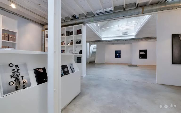  Galerie d'art industriel avec toit de verre dans le Marais 