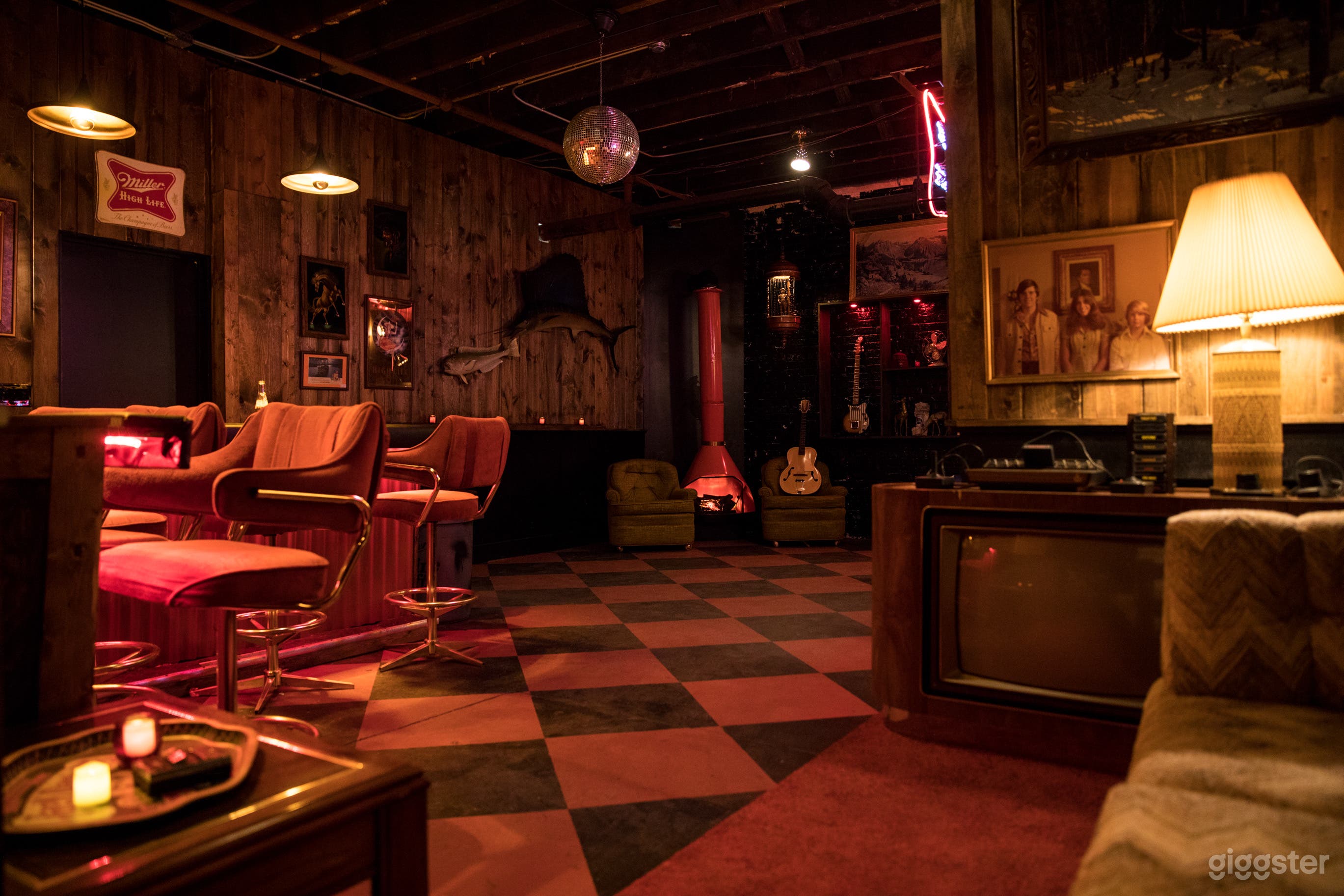 Bar Lounge Area (Yes TV &amp; Atari 2600 work!)